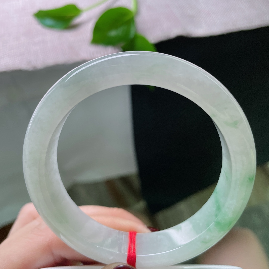 56.5/12.6/8.7，飘绿正圈，水头好，种老，一潭春水，被风吹皱，便飘出了这抹翠意。 。ss50174a