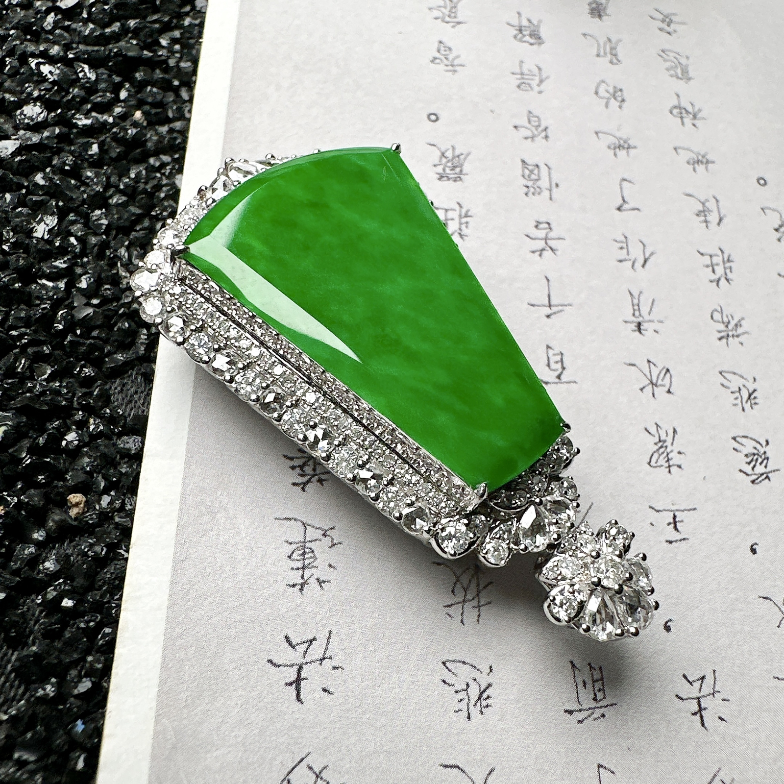 【冰种满绿无事牌】飘浓绿色泽，种水上乘，通透闪亮，晶莹剔透。18K金钻镶嵌，裸石尺寸24.2*16.8*2.5毫米。
