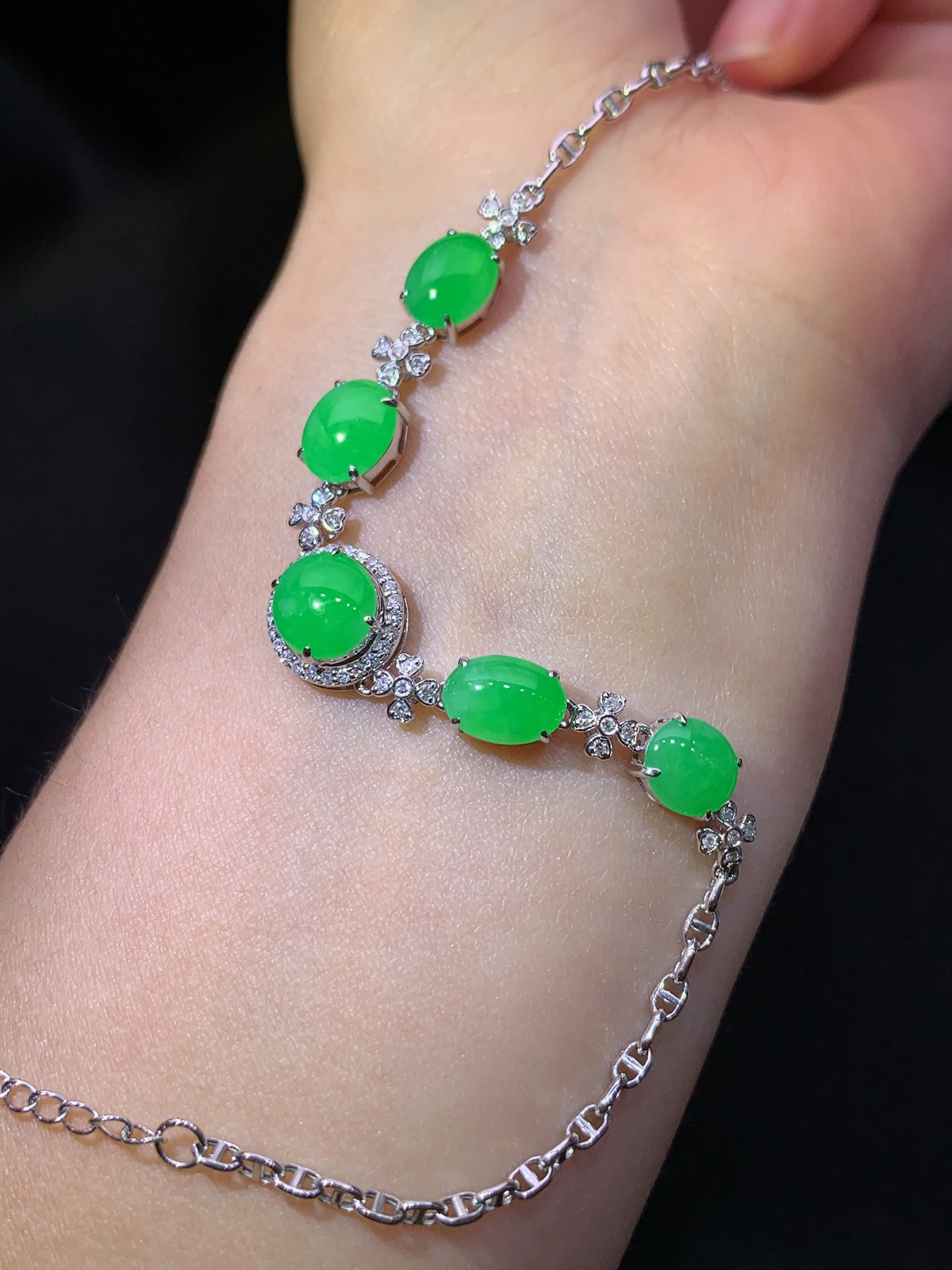 冰阳绿蛋面手链，18k金镶嵌，款式新颖，冰润色阳，种水足，Lp 尺寸7.3*6.7*2.2