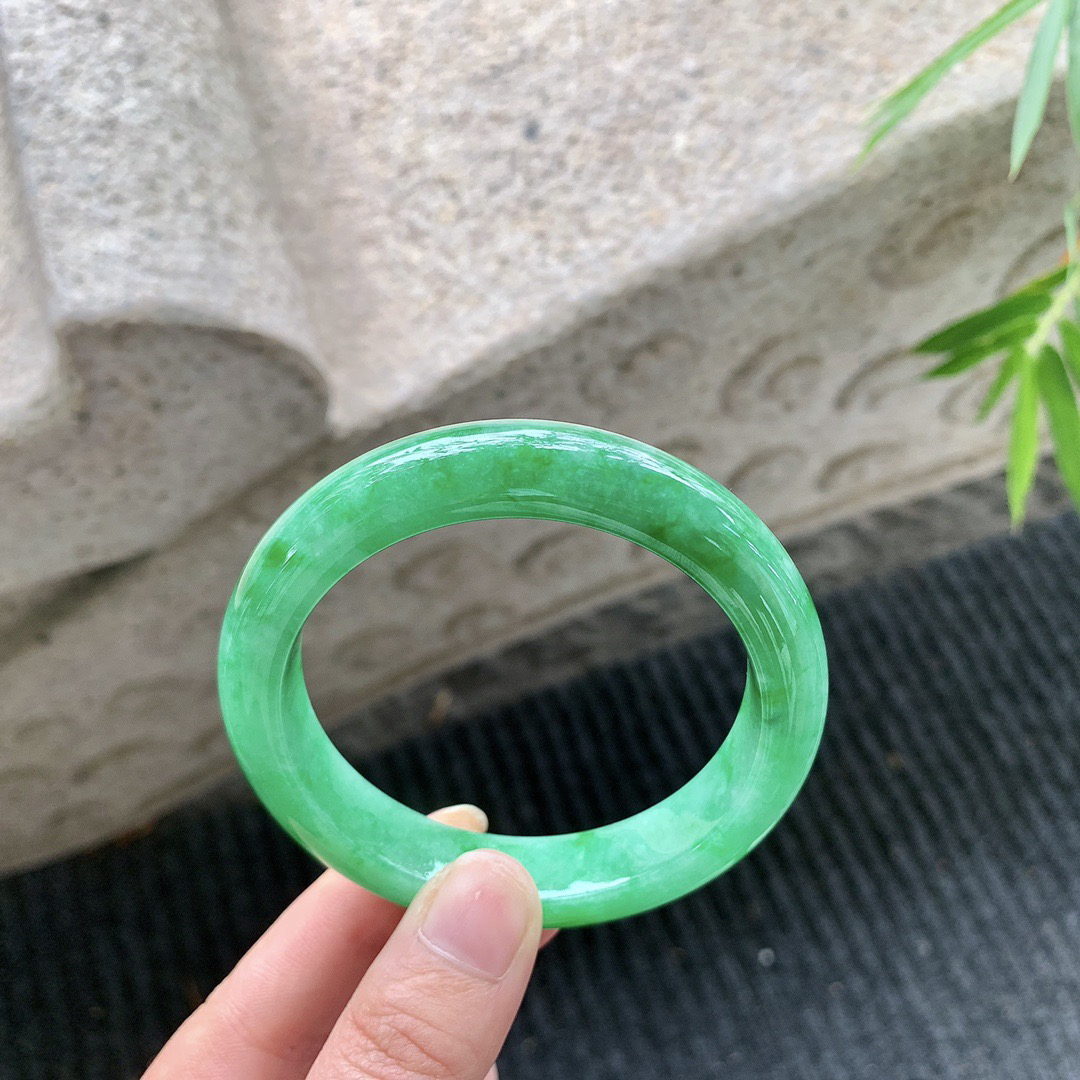 正圈55 56
【圈口】56/12/8.9
【描述】辣绿，满绿，水润，种老，无裂纹！