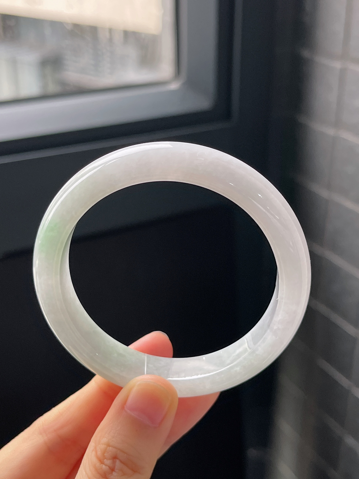 正圈55圈口，翡翠糯化种淡绿色手镯