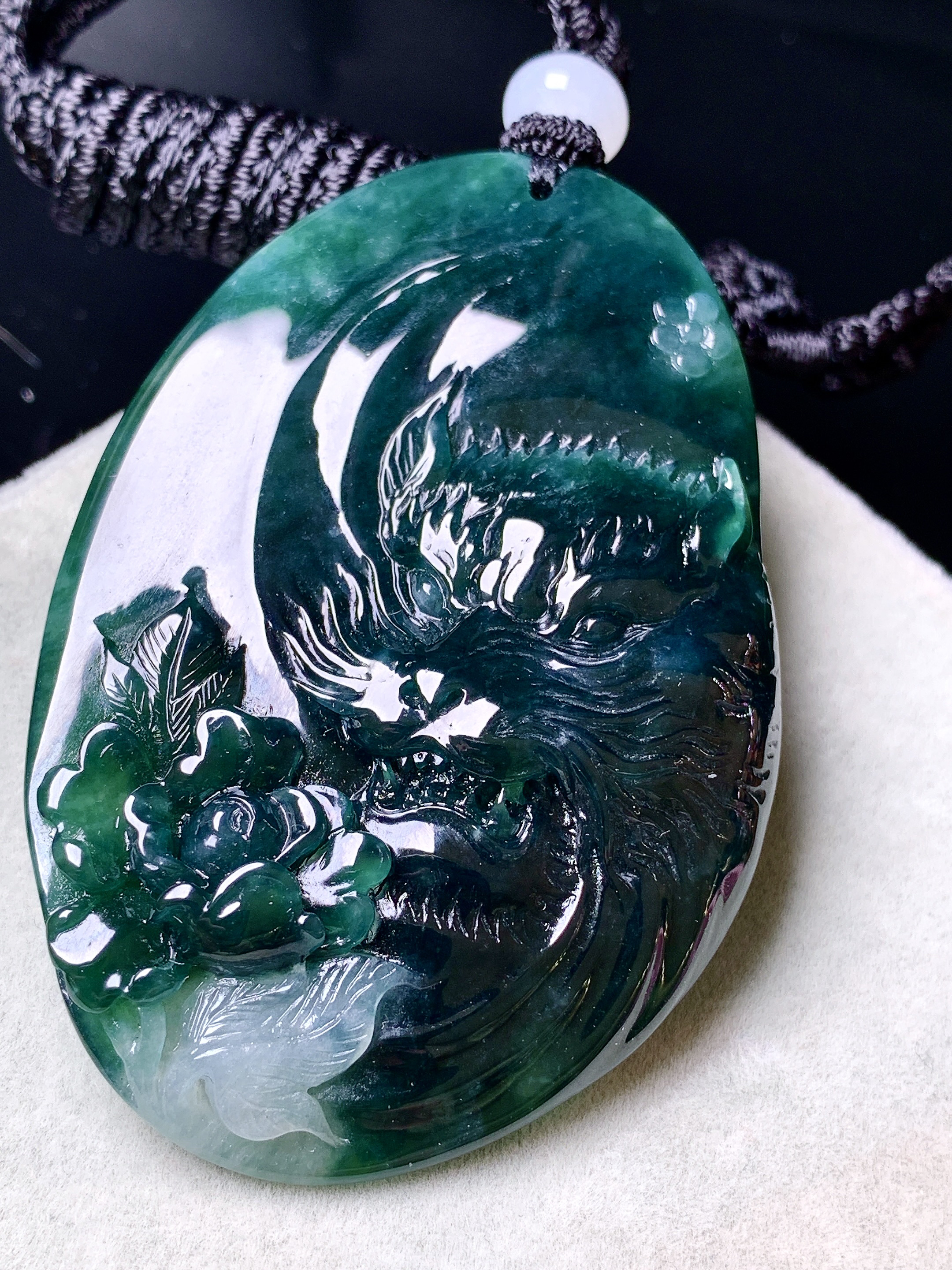 墨翡狮子头吊坠 玉质细腻 色泽艳丽清新 水润亮眼 整体尺寸57.3*38.5*10L1