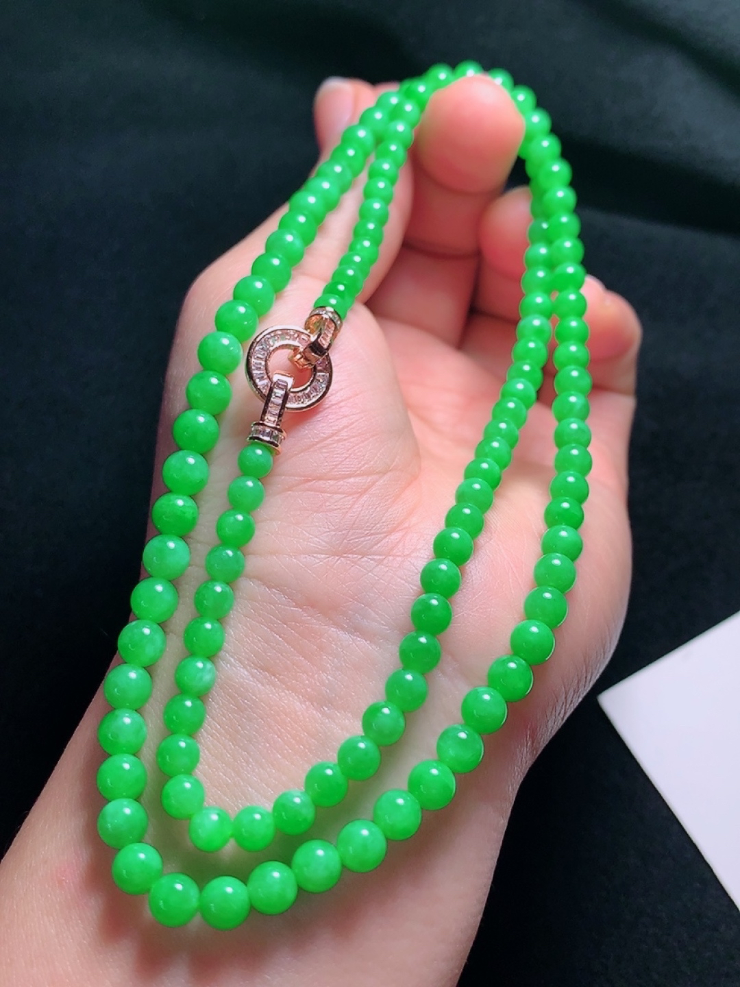 冰种阳绿珠链，种老水头好，又冰又润，饱满漂亮，卡：5.5mm116颗