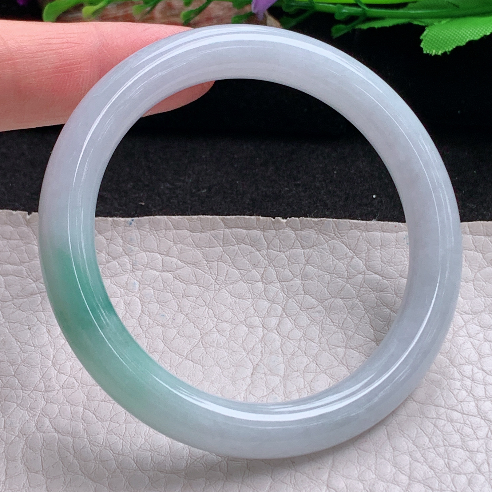 n实拍55*9美人镯 天然翡翠a货手镯水润飘花圆条正圈玉镯子