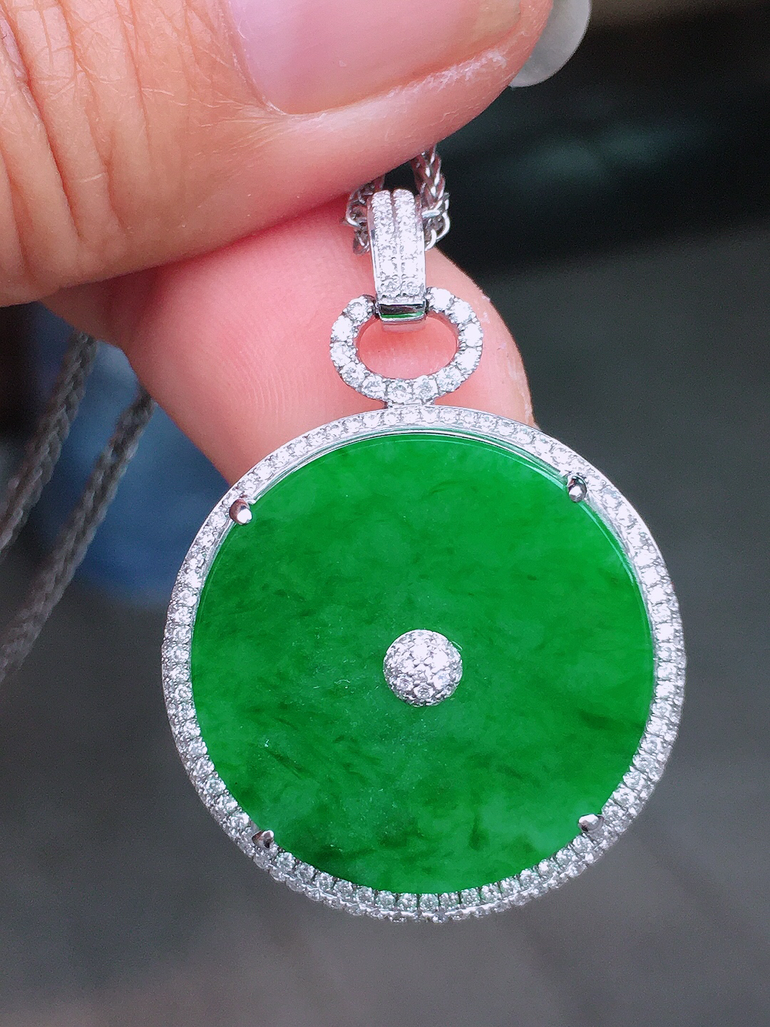 阳绿平安扣吊坠，色泽均匀艳丽，玉质细腻，荧光感超
强，饱满圆润，尽显优雅气质，18k
金豪华镶嵌