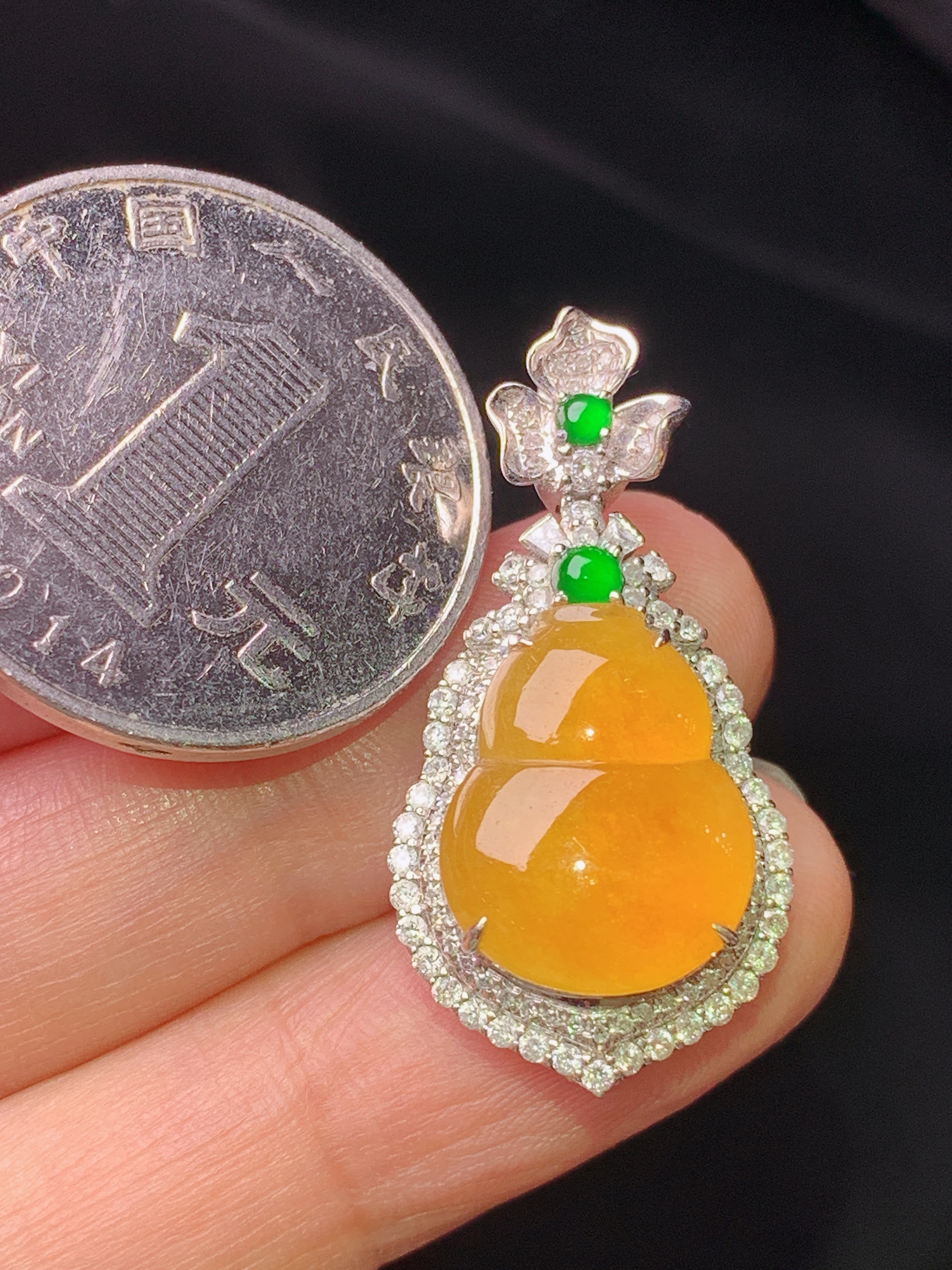 18k金钻镶嵌黄翡葫芦吊坠 玉质细腻 色泽艳丽清新 水润亮眼 整体尺寸30.8*15.5*9t1