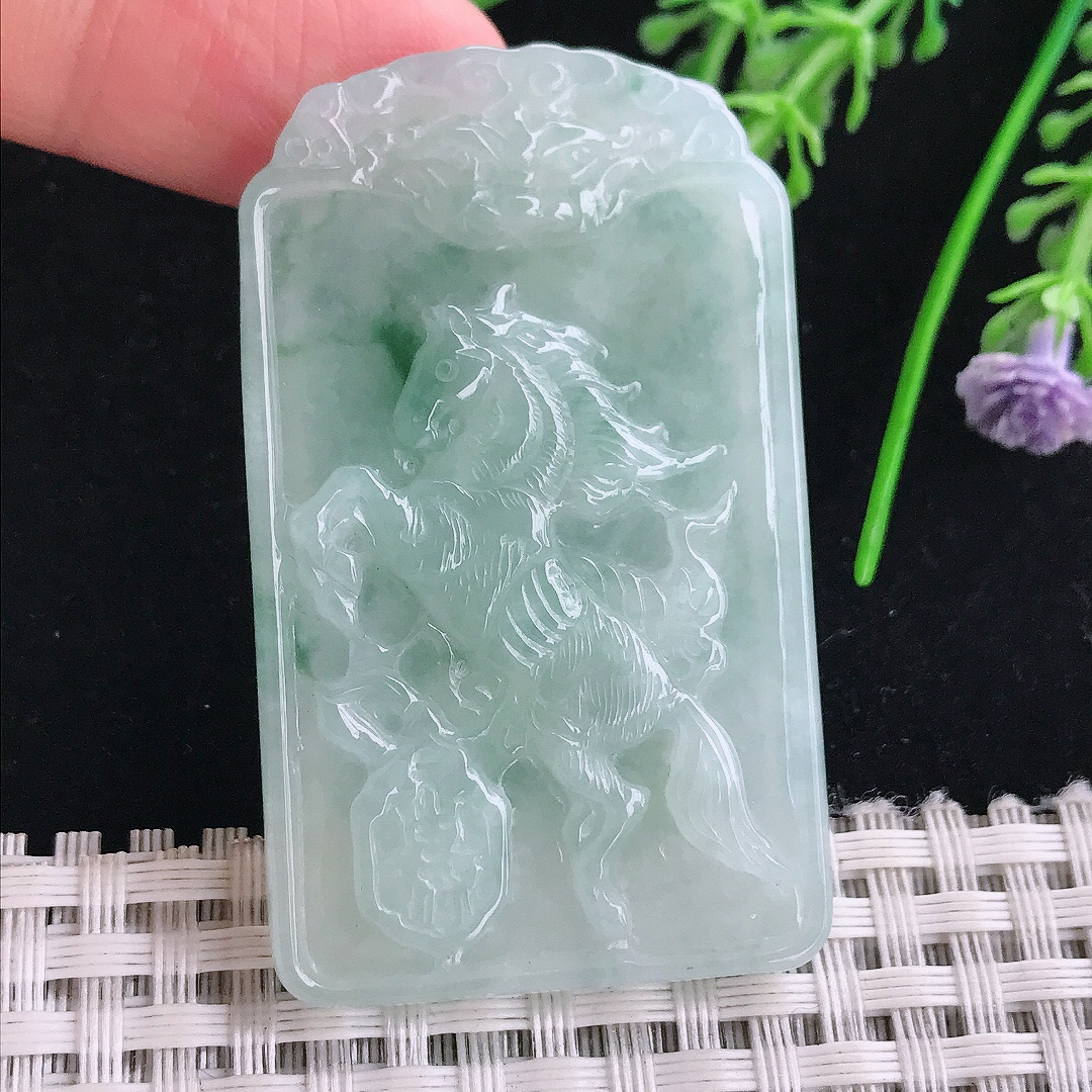 实拍A货翡翠52.6/31.5/6老坑秀气冰润飘花生肖马牌吊坠翡翠玉挂件