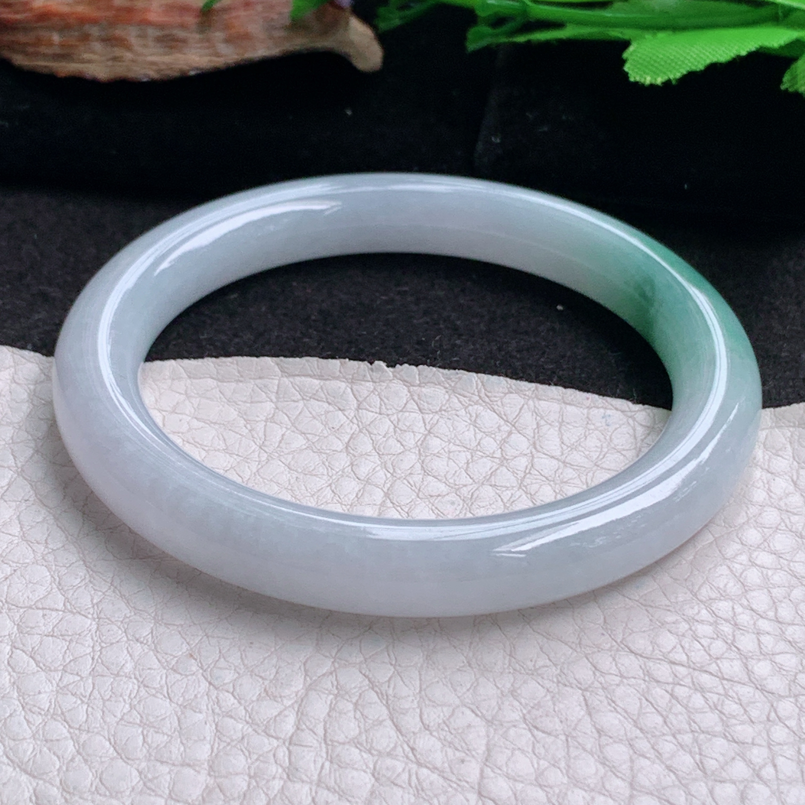 n实拍55*9美人镯 天然翡翠a货手镯水润飘花圆条正圈玉镯子