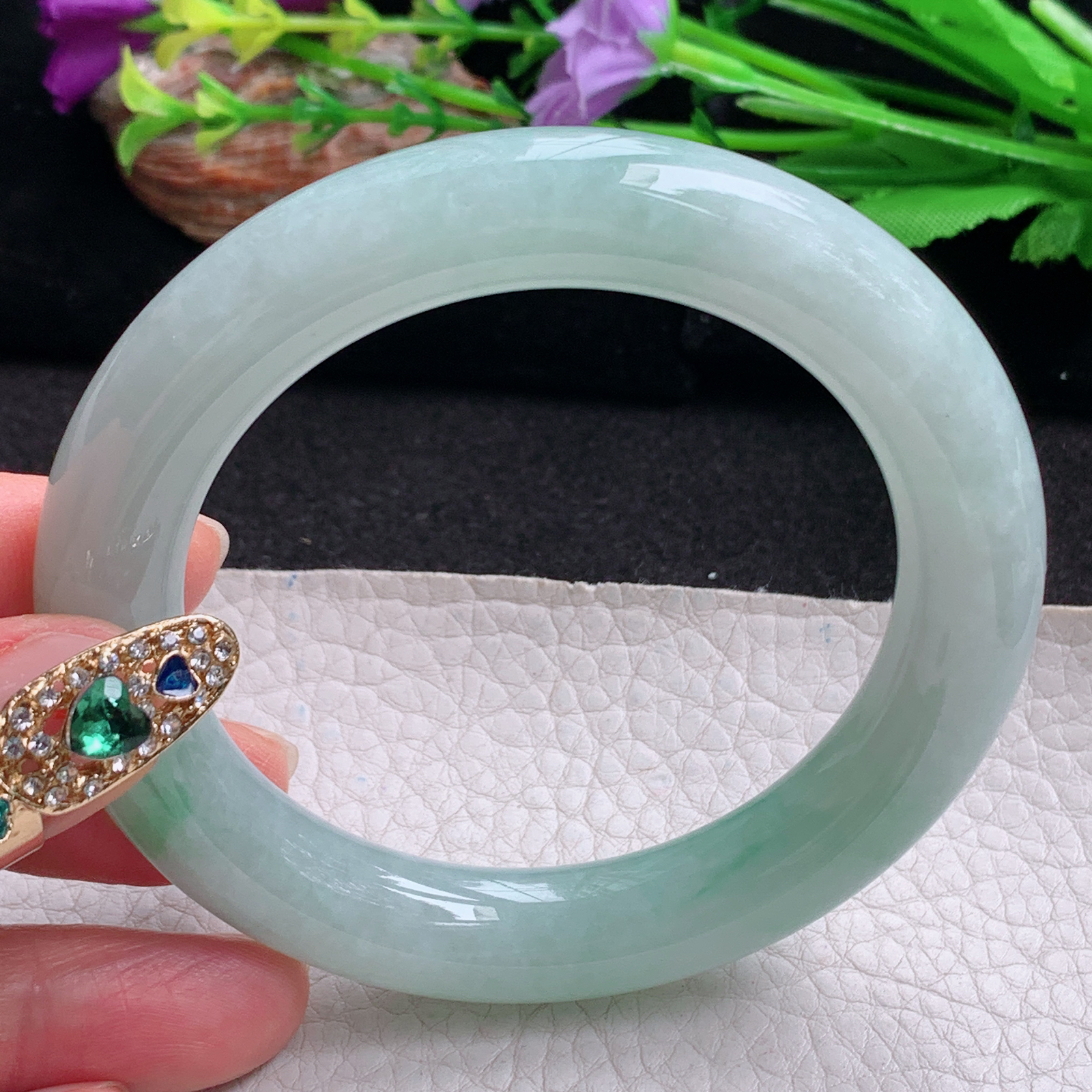 n实拍56*11*11.3美人镯 天然翡翠a货手镯飘绿大气圆条玉镯子