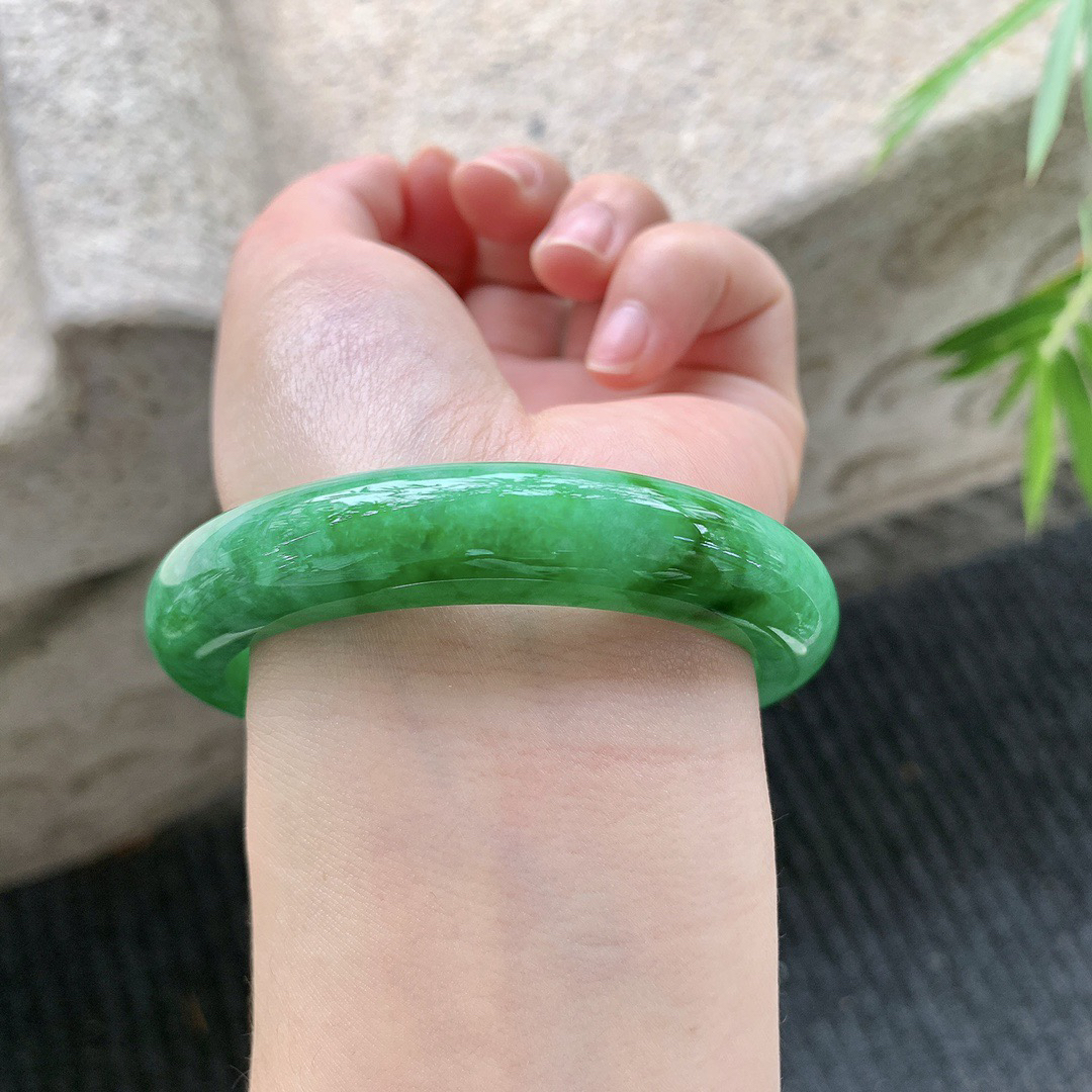 正圈55 56
【圈口】56/12/8.9
【描述】辣绿，满绿，水润，种老，无裂纹！