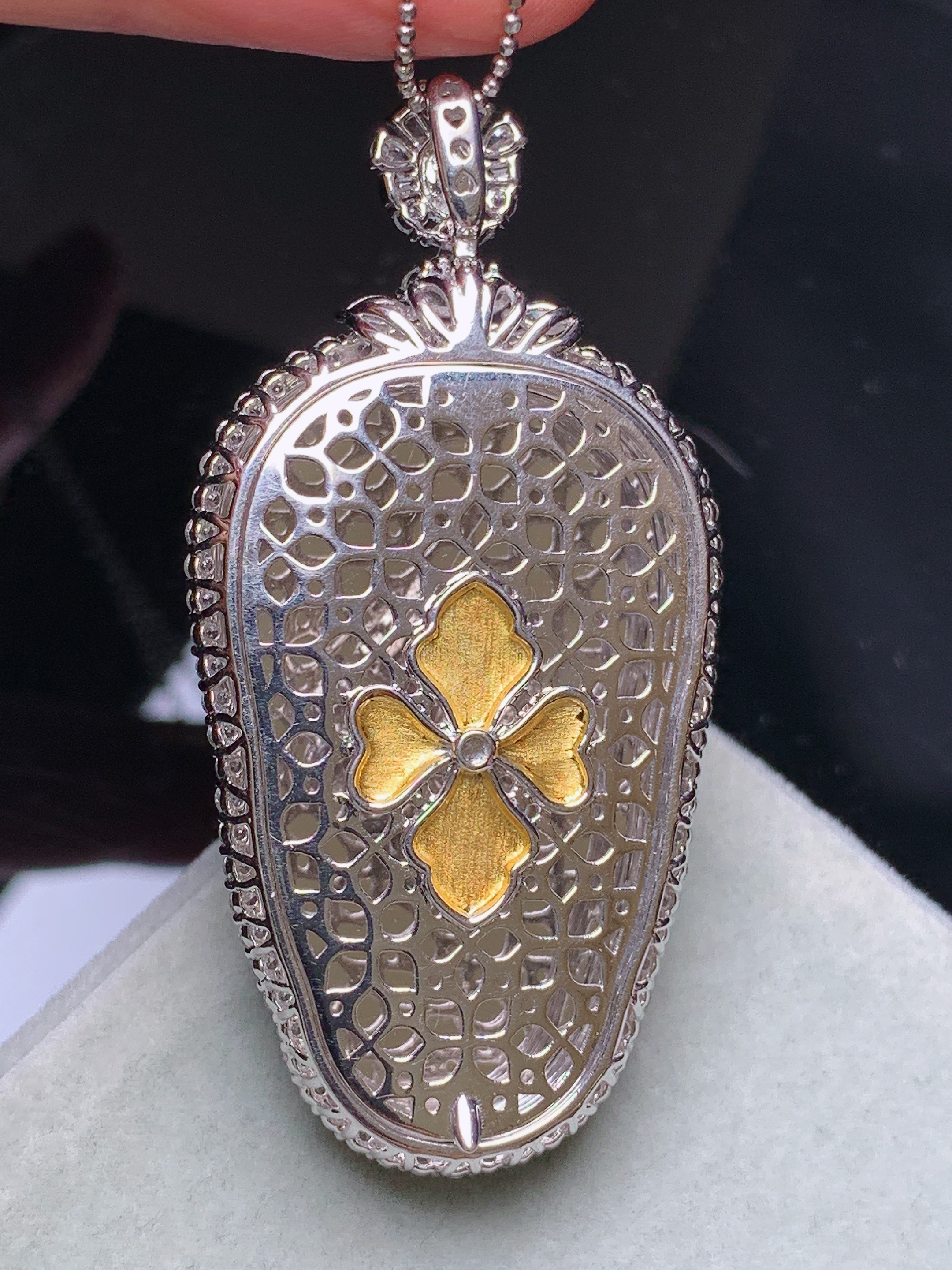 18k金钻镶嵌冰种树叶吊坠 玉质细腻 色泽艳丽清新 水润亮眼 整体尺寸52.5*26*10.8k1