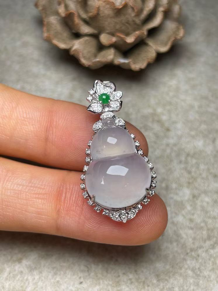 冰种葫芦吊坠、真金真钻镶嵌，种水好，玉质细腻 .裸石尺寸 18.6*13.2‘