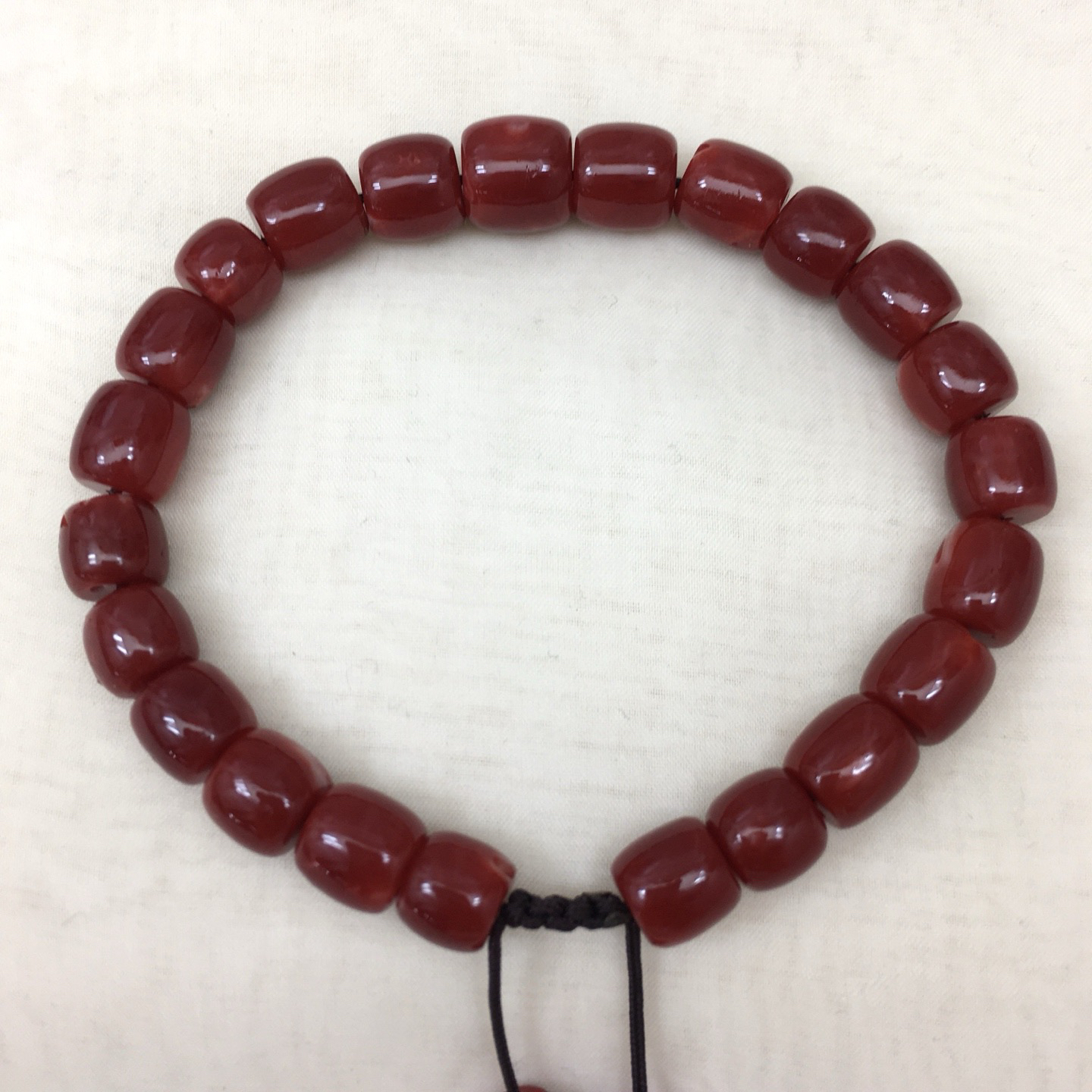 【天然日本阿卡赤血牛血红珊瑚9mm桶珠单手链】难得高瓷度，日本阿卡桶珠。整条牛血红颜色，珠子直径9-