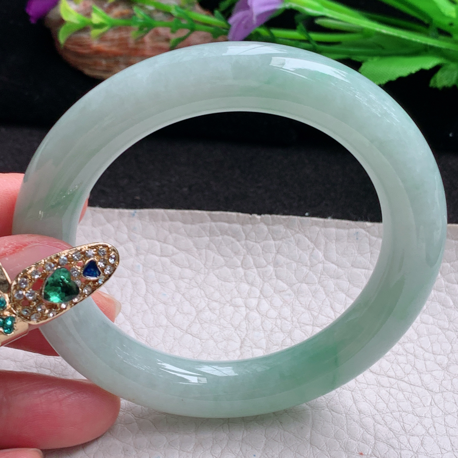 n实拍56*11*11.3美人镯 天然翡翠a货手镯飘绿大气圆条玉镯子