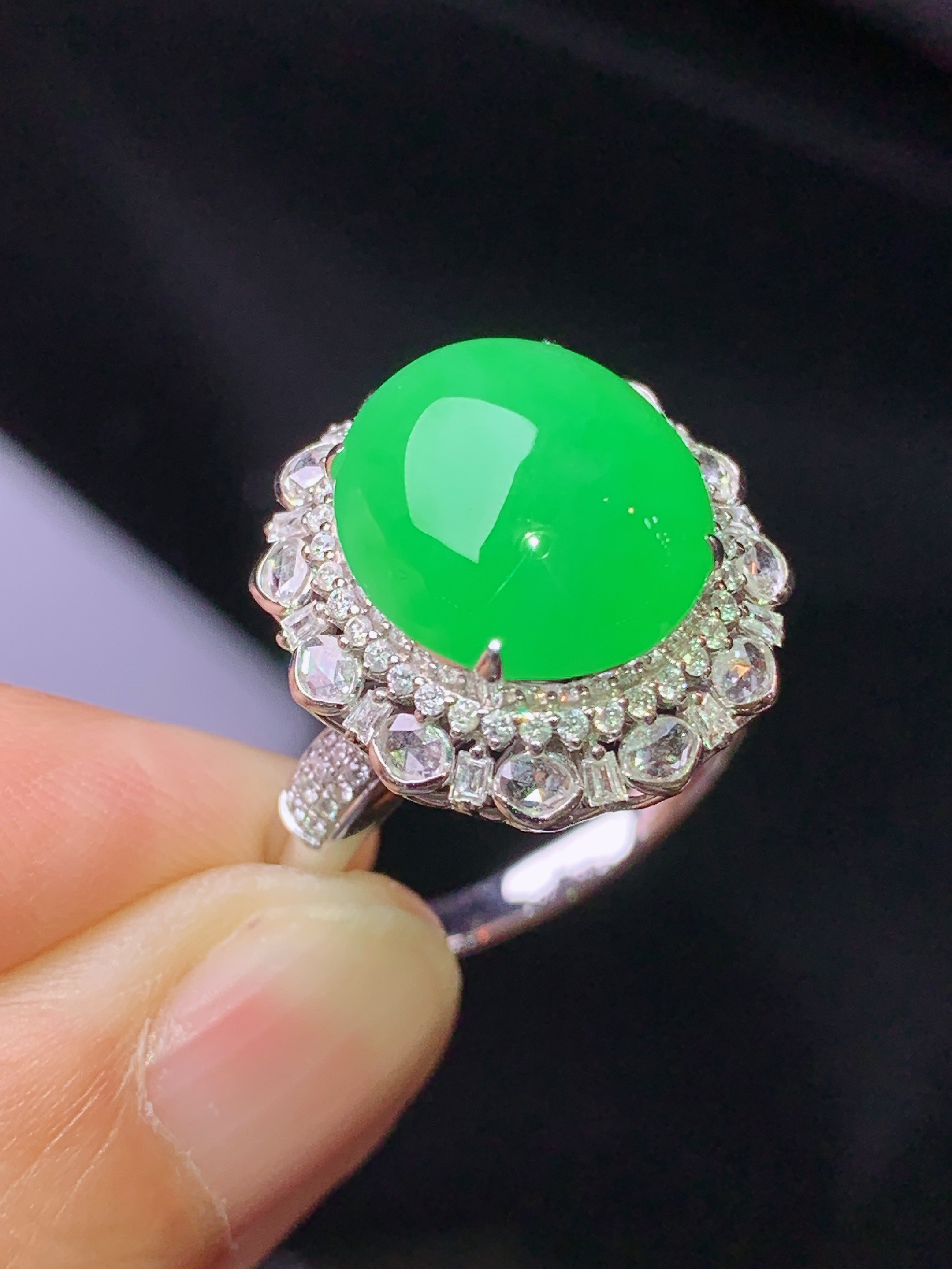 18k金钻镶嵌翠绿蛋面戒指吊坠两用款 玉质细腻 色泽艳丽清新 水润亮眼 圈口14 整体尺寸24.5*