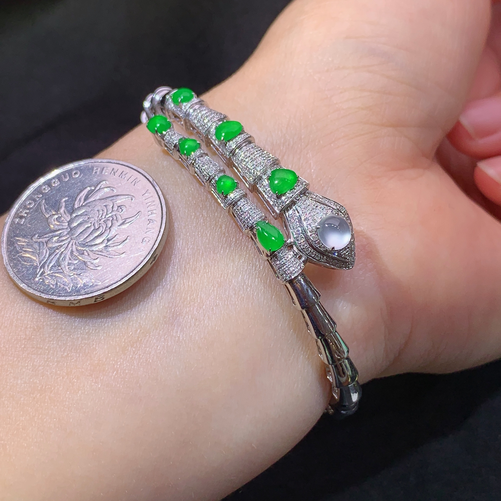 冰阳绿水滴手镯，18k金镶嵌，款式新颖，冰润色阳，种水足，Mi 圈口55.1 裸石4.6*4.3*2