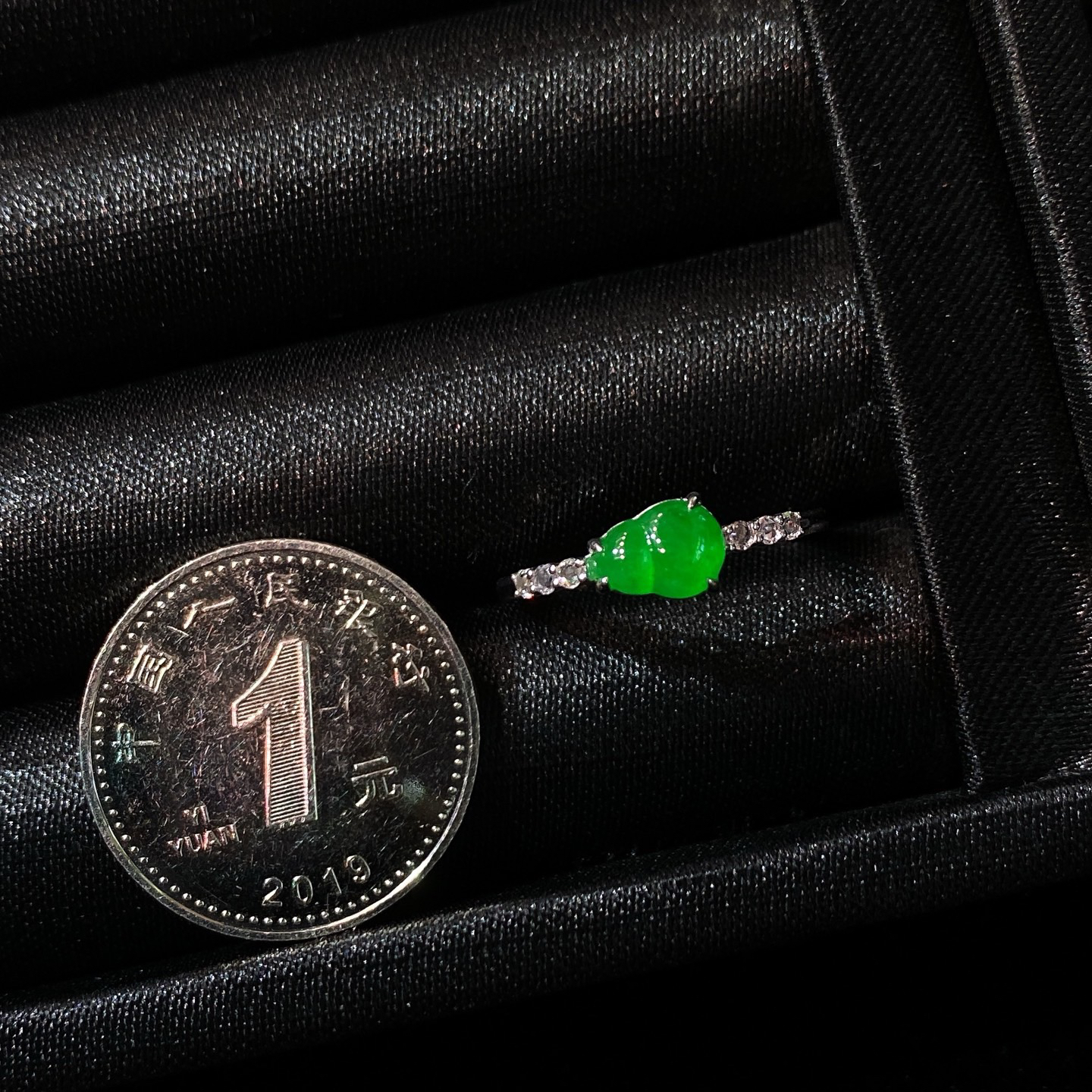 冰阳绿葫芦戒指 
好可爱！好精致！好饱满！
种水色形态都好！上手很有存在感
18k金镶嵌
尺寸如图一  实物更美～