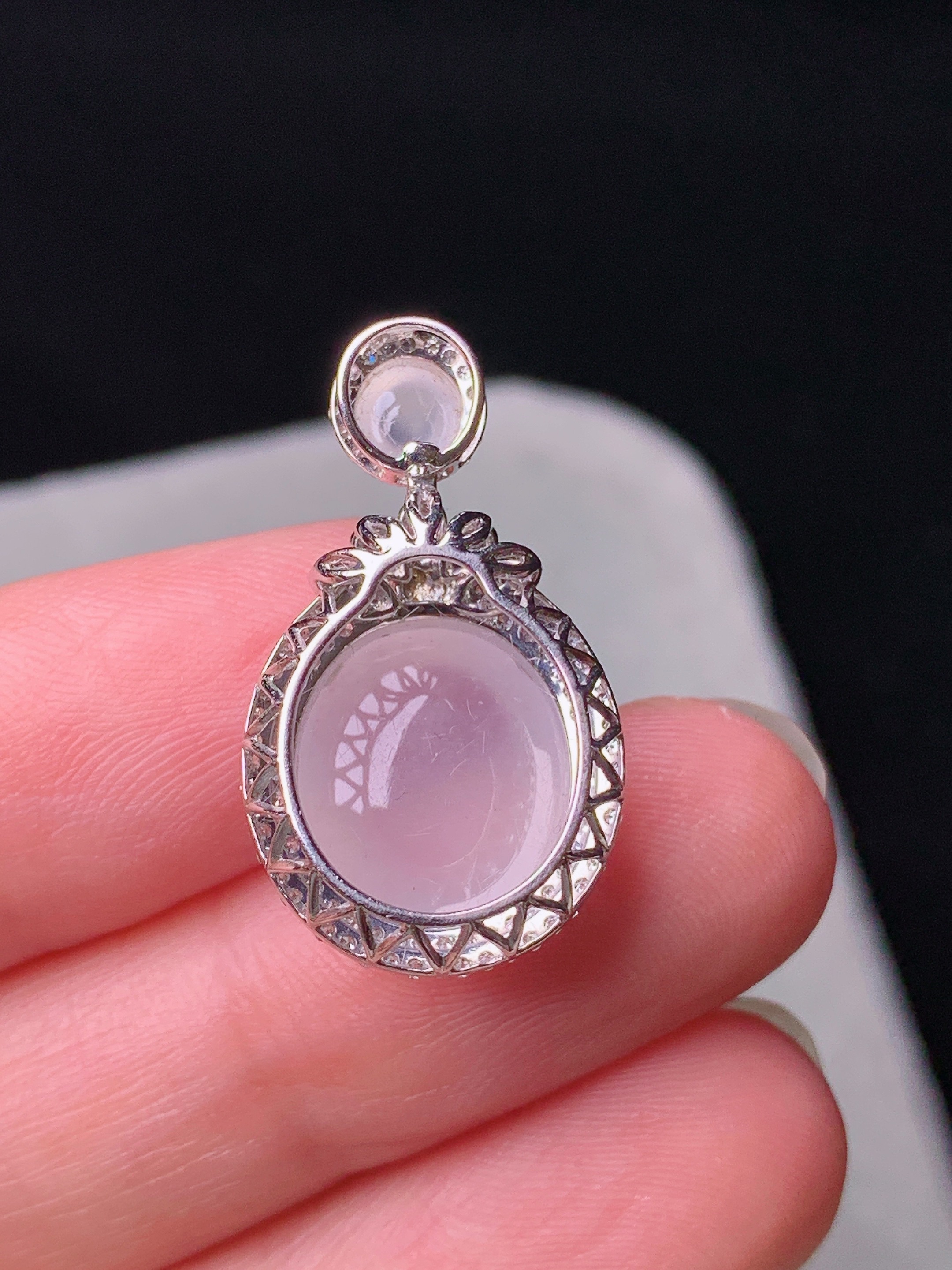 18k金钻镶嵌冰种蛋面吊坠 玉质细腻 色泽艳丽清新 水润亮眼 整体尺寸25*14.5*10t5