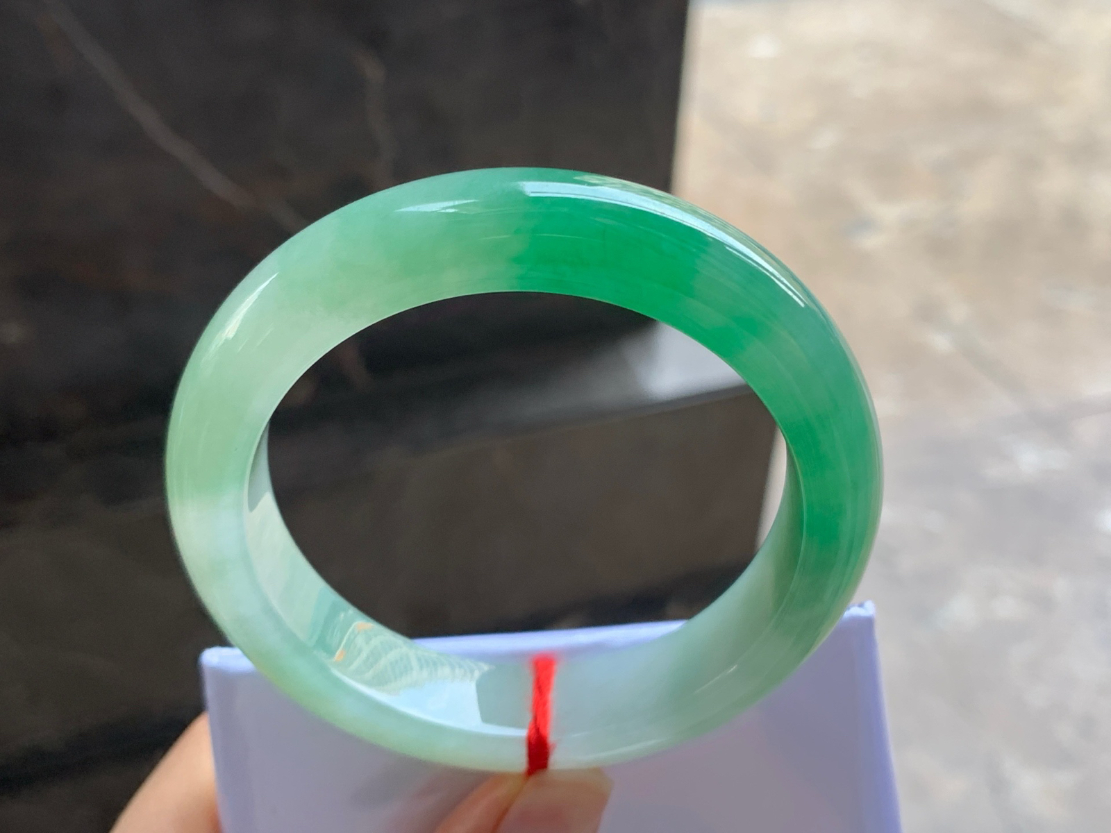 55-12.8-8.9

绿色手镯^_^鲜艳 玉质温润