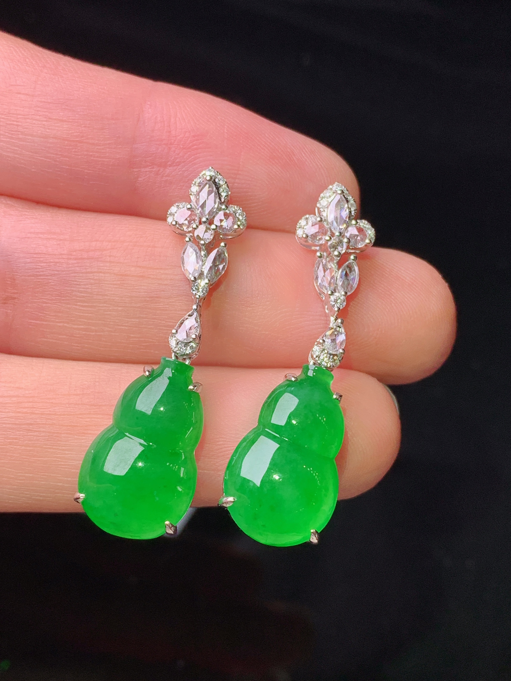 18k金钻镶嵌翠绿葫芦耳坠 玉质细腻 色泽艳丽清新 水润亮眼 整体尺寸34.5*10.2*7.5m5