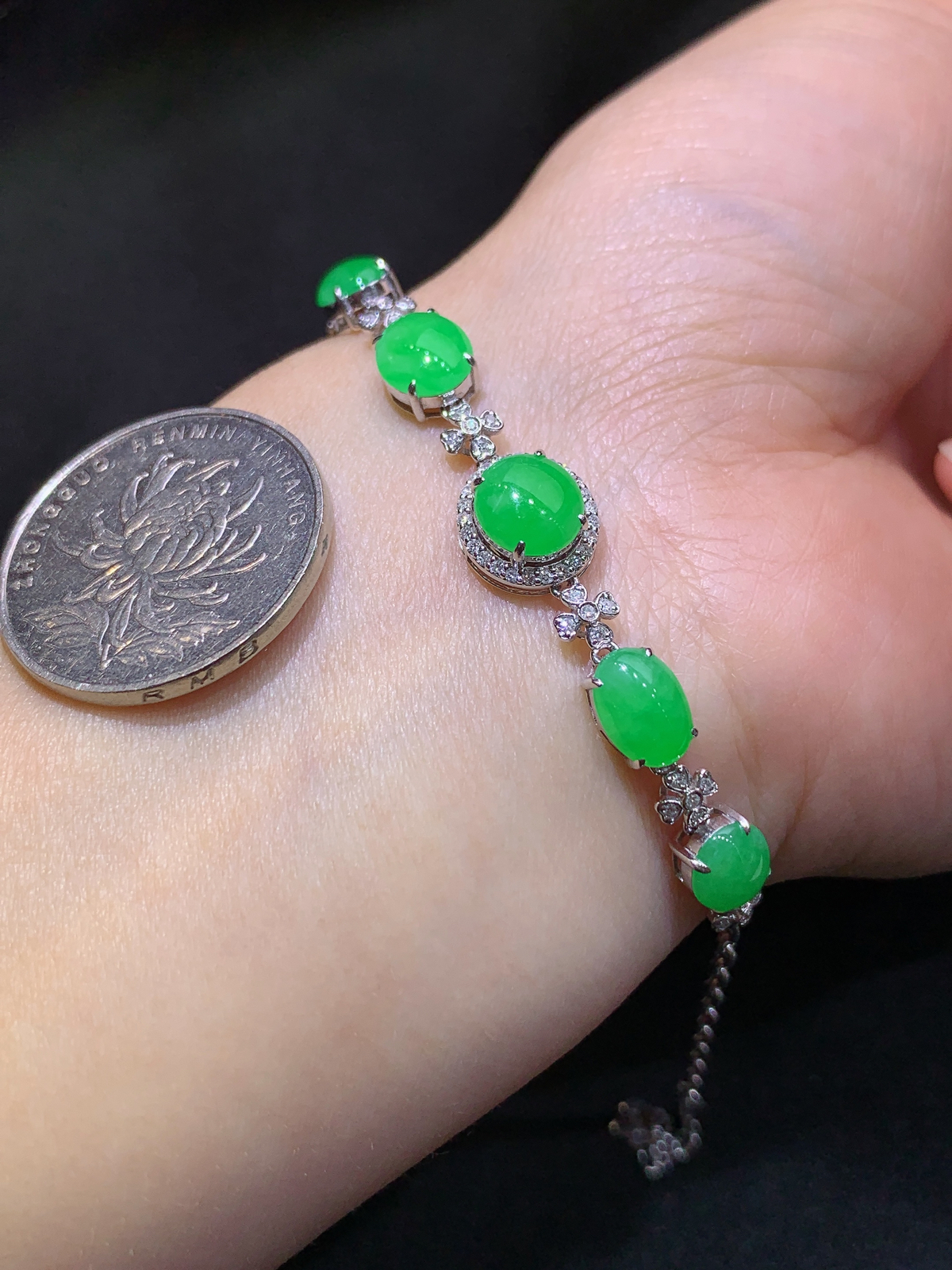 冰阳绿蛋面手链，18k金镶嵌，款式新颖，冰润色阳，种水足，Lp 尺寸7.3*6.7*2.2