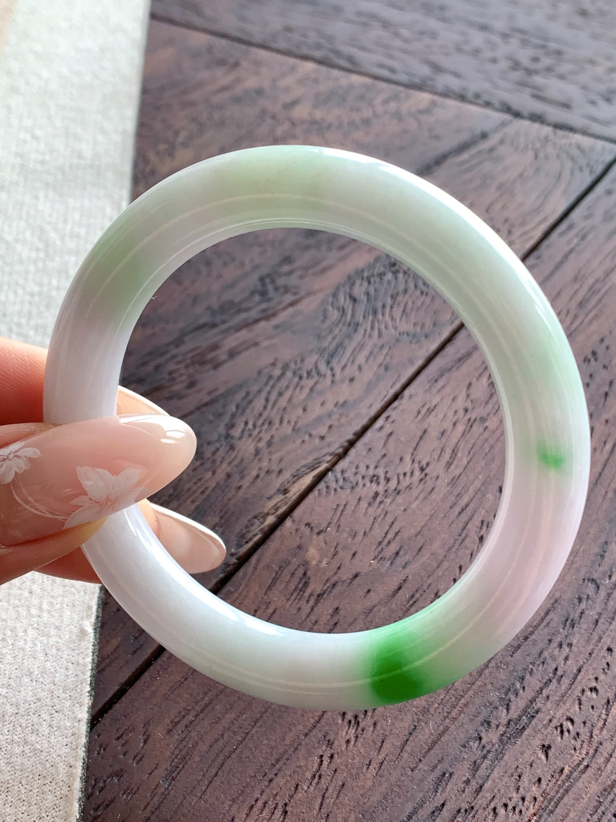 【手镯】🫧圆条 圈口53 54
【尺寸】52.4-8.8-9.3
【说明】白底青 飘绿花 冰飘花 小圈口 种老细腻 缅甸A货翡翠 无纹裂