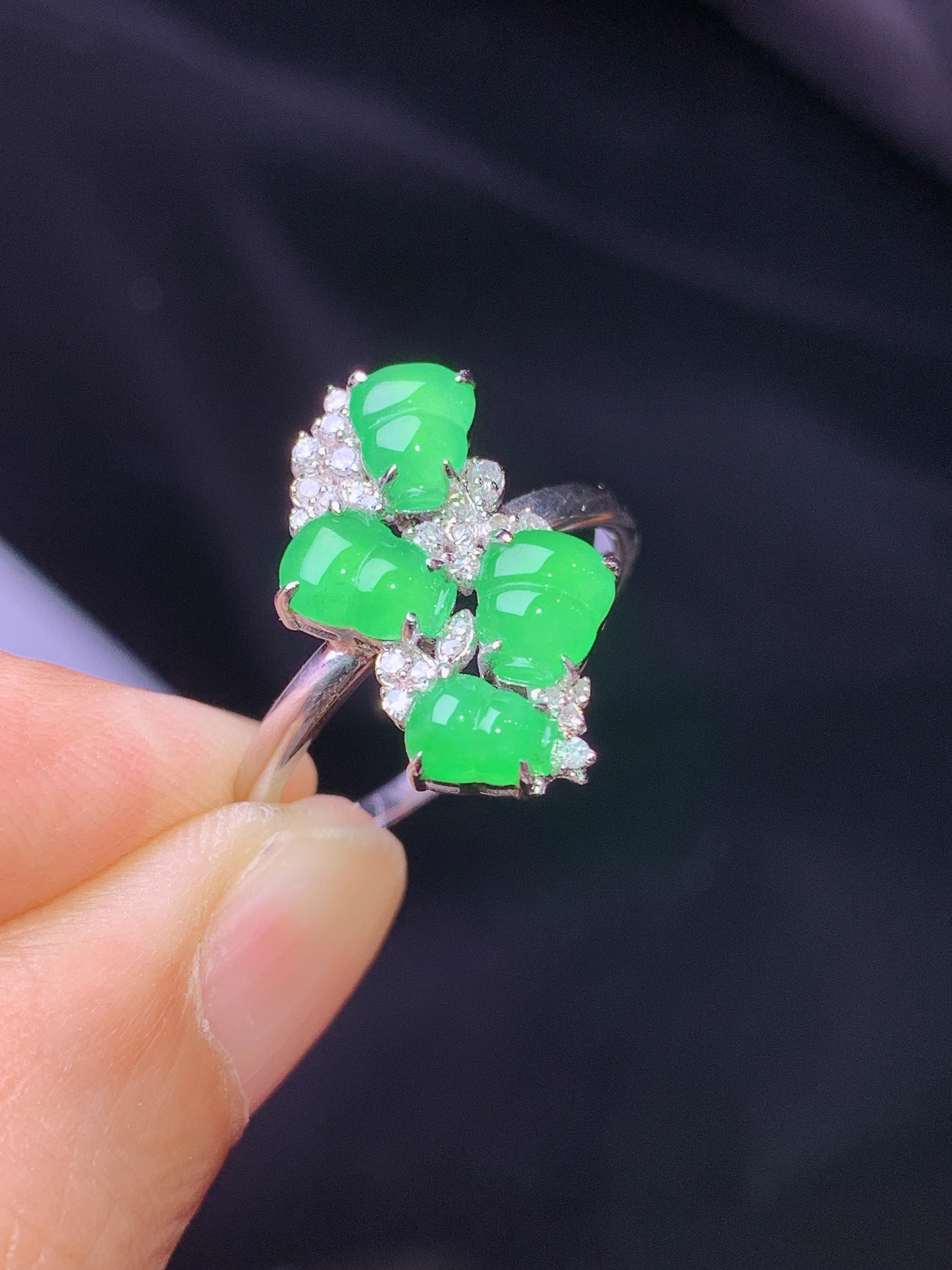 18k金钻镶嵌翠绿葫芦戒指 玉质细腻 色泽艳丽清新 水润亮眼 圈口14 整体尺寸17*10.3*4.