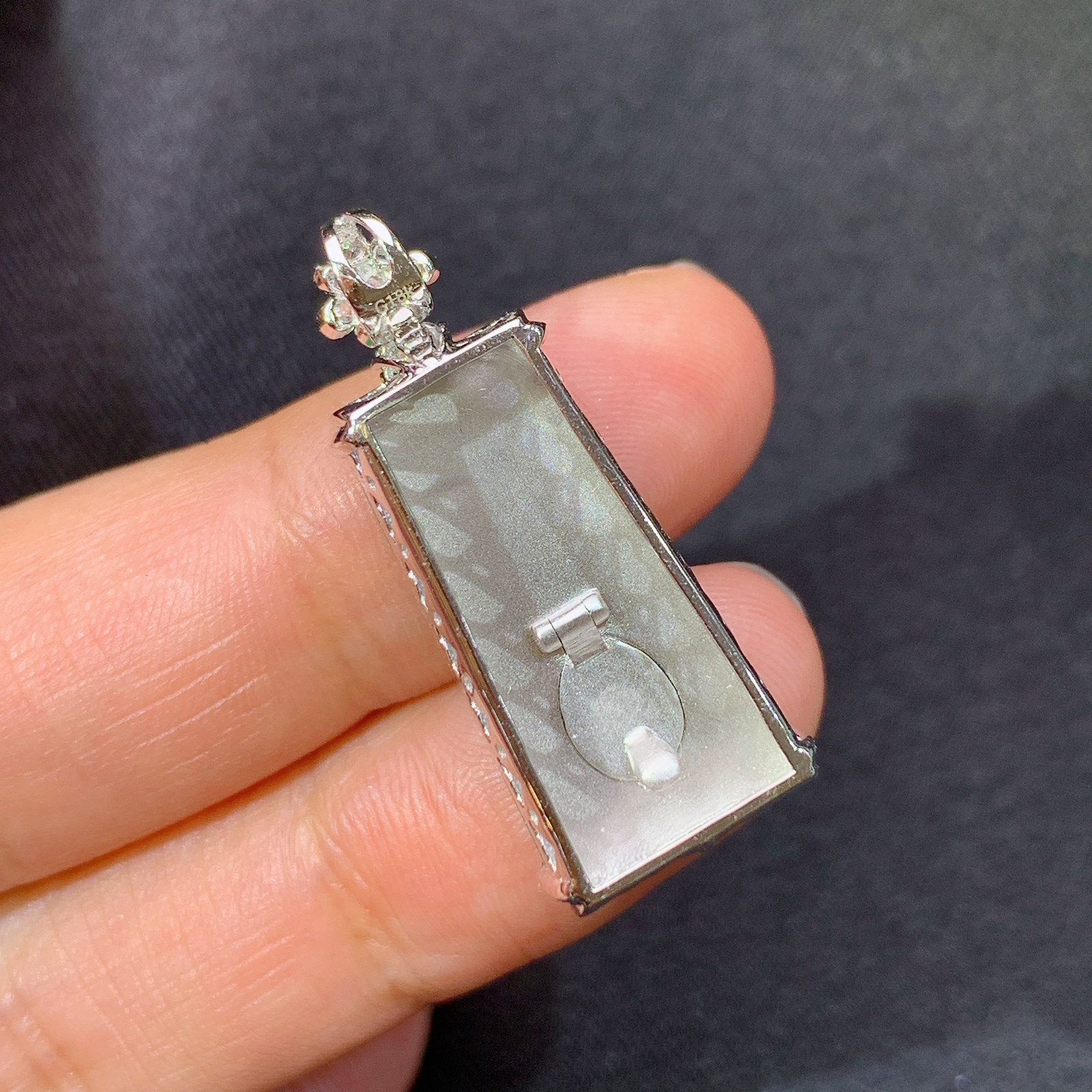 阳绿无事牌吊坠，18k金镶嵌，冰润色阳，玉质细腻，种水足，Xj 尺寸30.3*12.7*7.4