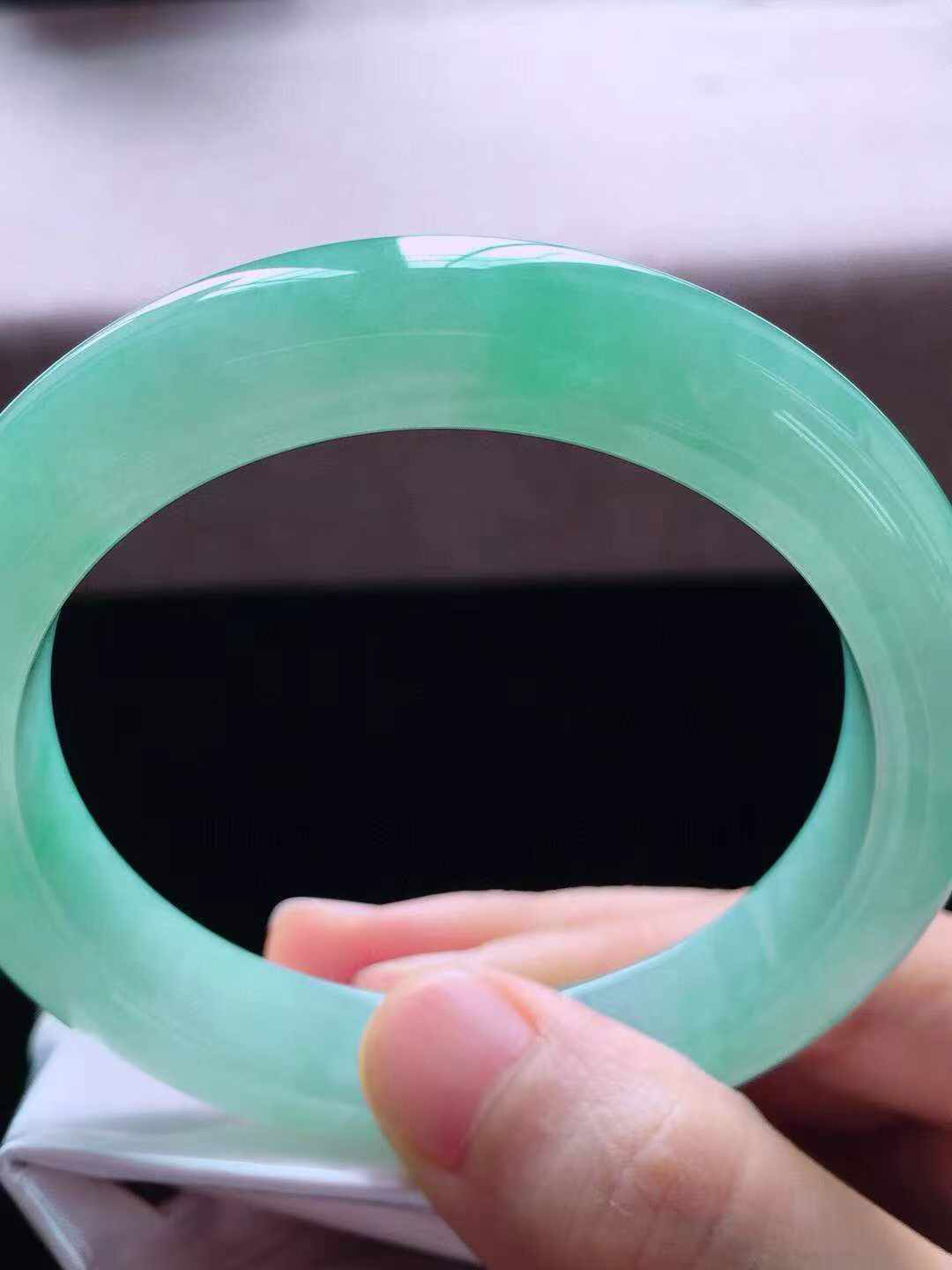 【翡翠名称】老坑种冰飘绿56.3正圈口手镯
【翡翠尺寸】56.3*11.5*9mm适合55-57.5正圈口佩戴
【翡翠描述】宝贝种老水足，玉质细腻，色泽靓丽，性价比高，佩戴效果好！
【其它赠送】权威证书/精美挂绳盒子/支持全国复检