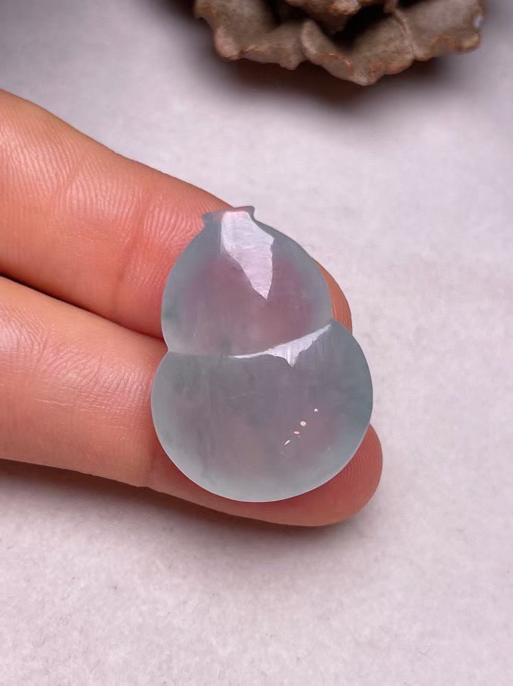 冰种飘花【葫芦】吊坠，种水好，玉质细腻 ，卖相好‘