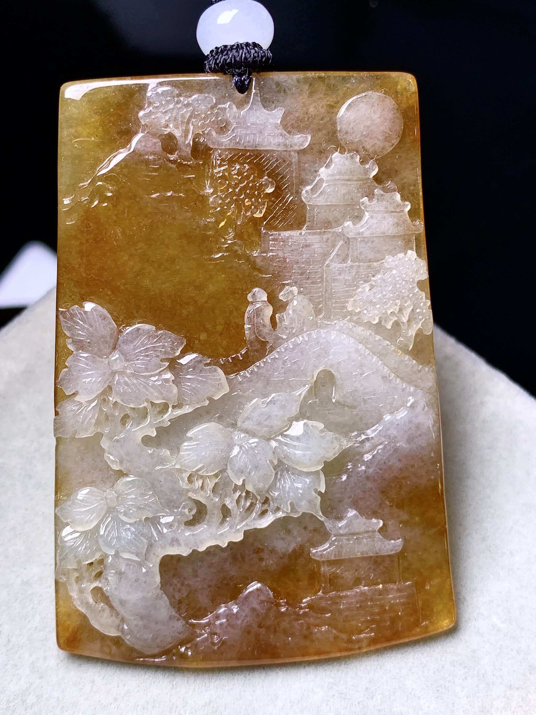 黄翡山水牌子吊坠 玉质细腻 色泽艳丽清新 水润亮眼 整体尺寸57.3*39.8*4.3L1