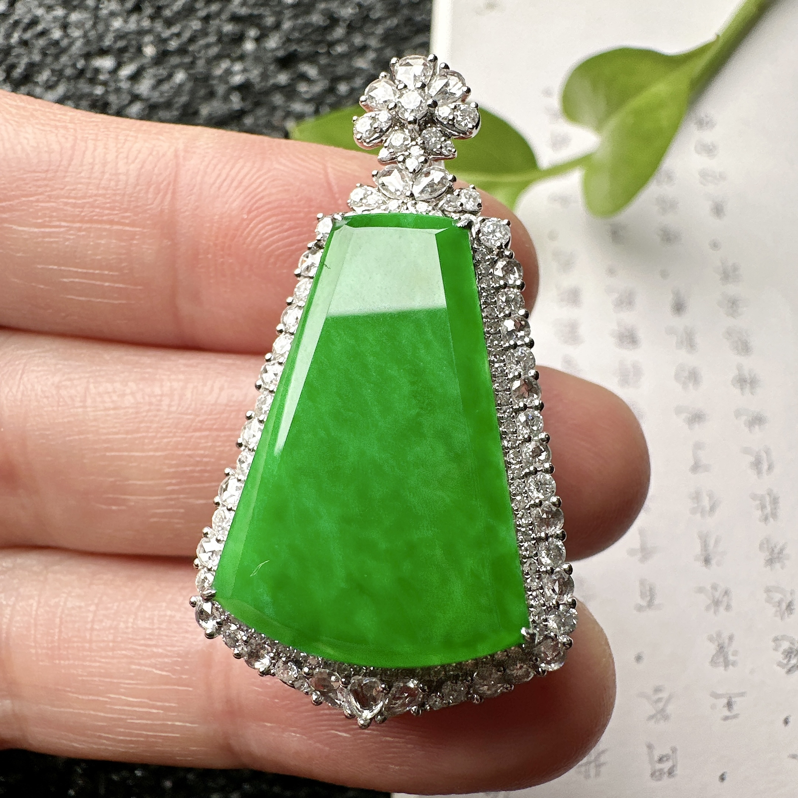 【冰种满绿无事牌】飘浓绿色泽，种水上乘，通透闪亮，晶莹剔透。18K金钻镶嵌，裸石尺寸24.2*16.