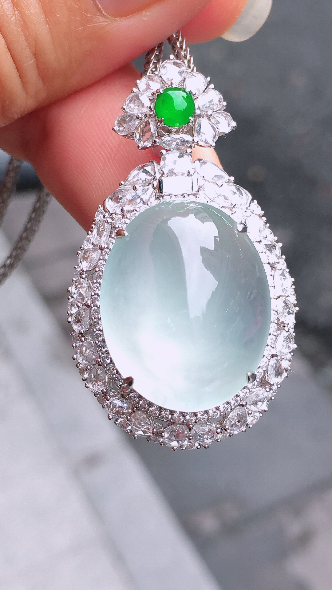 冰种蛋面吊坠，玉质细腻，荧光感超
强，饱满圆润，尽显优雅气质，18k
金豪华镶嵌