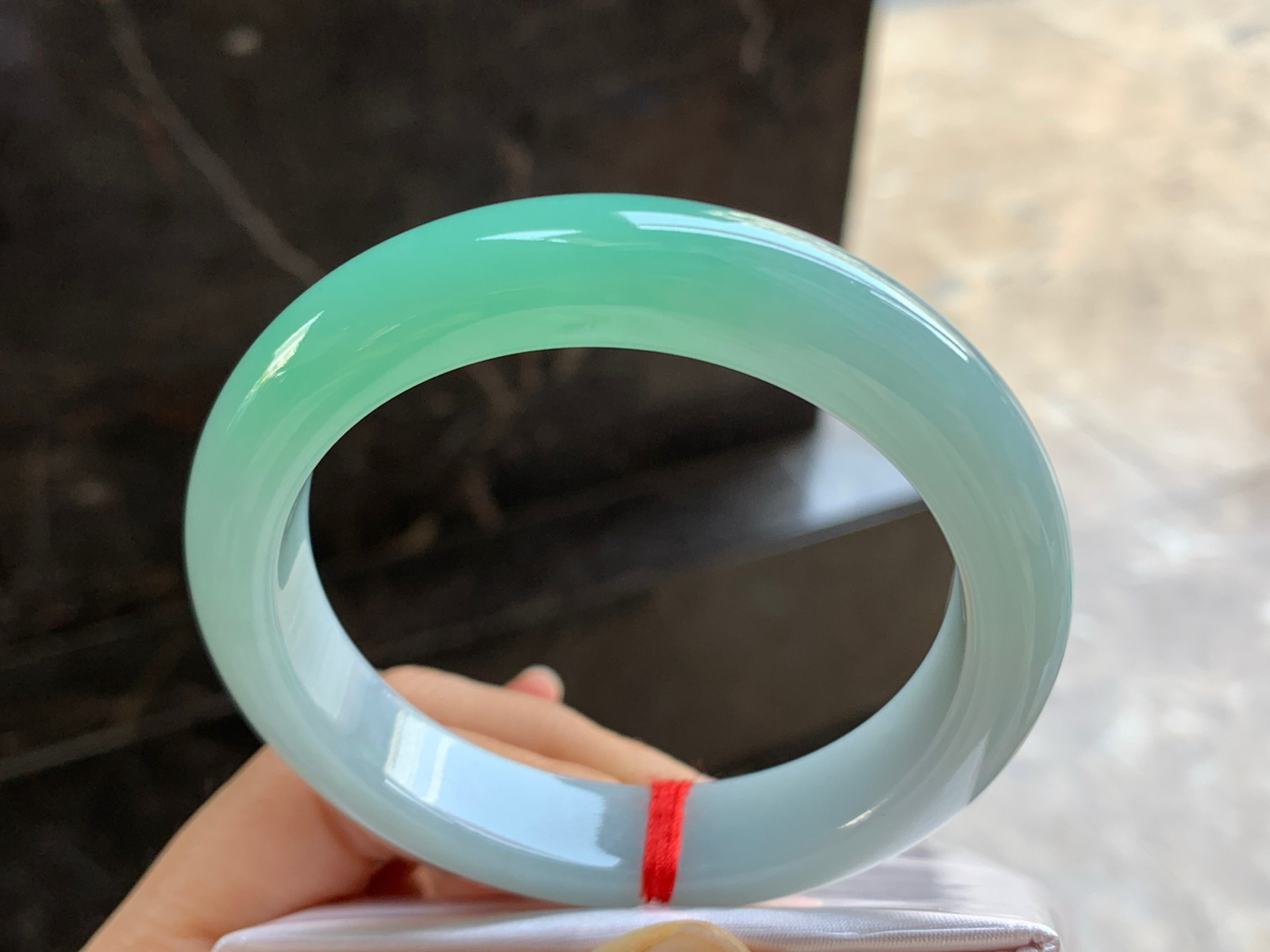 57-12.5-8.9

晴绿手镯^_^鲜艳 玉质温润