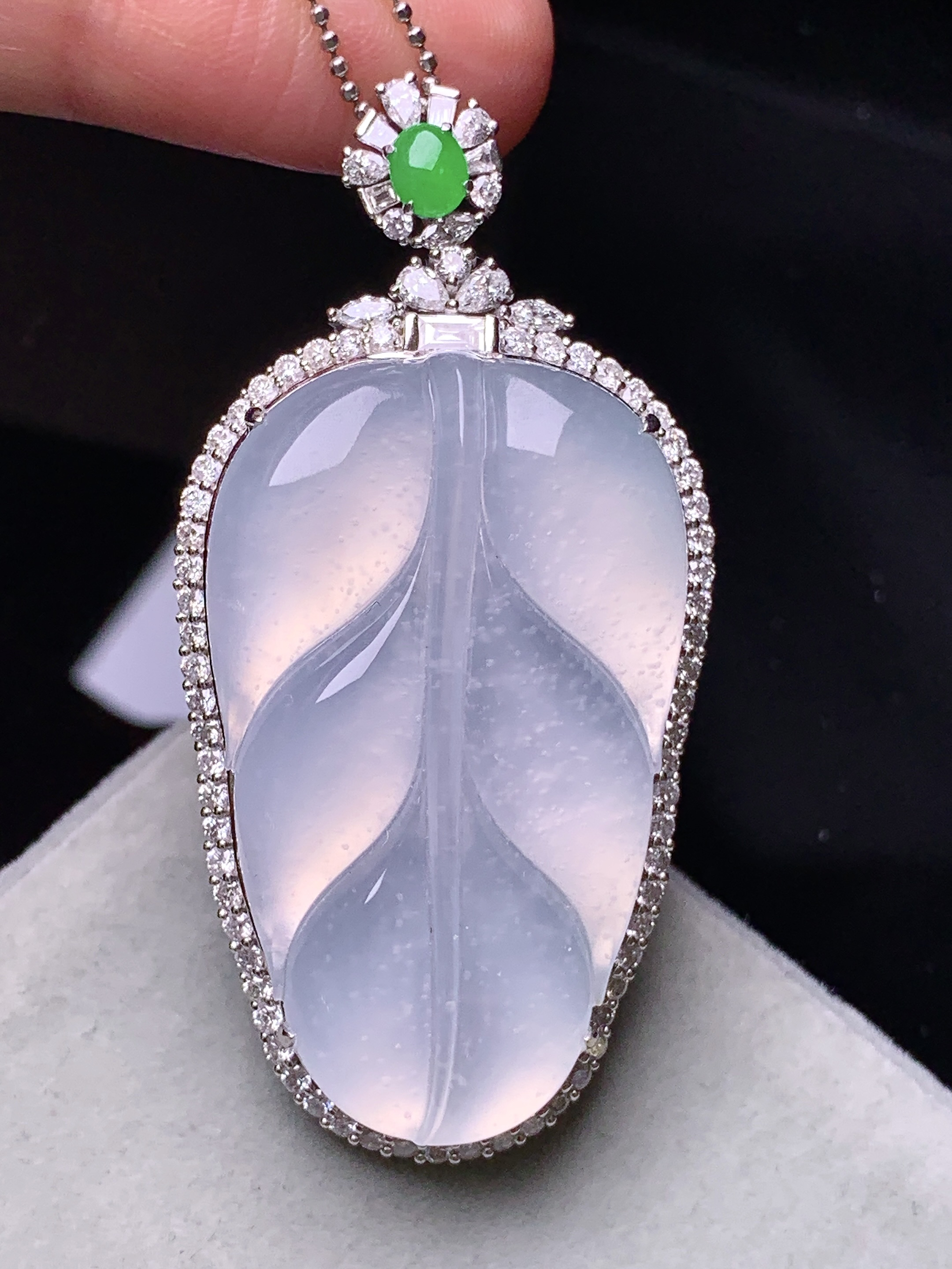 18k金钻镶嵌冰种树叶吊坠 玉质细腻 色泽艳丽清新 水润亮眼 整体尺寸52.5*26*10.8k1