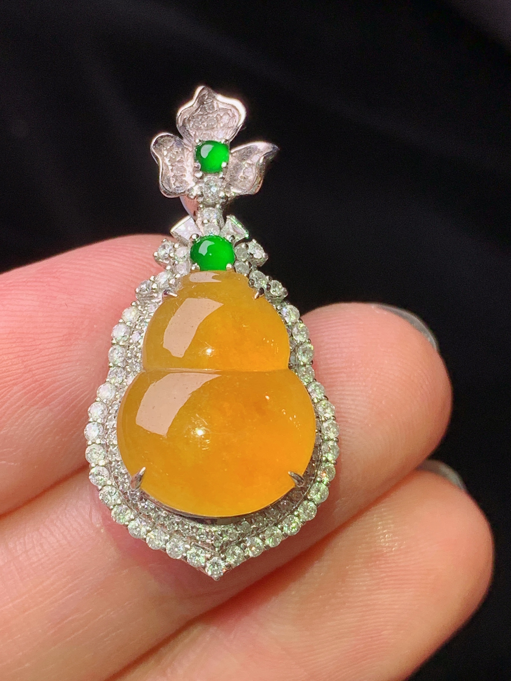18k金钻镶嵌黄翡葫芦吊坠 玉质细腻 色泽艳丽清新 水润亮眼 整体尺寸30.8*15.5*9t1