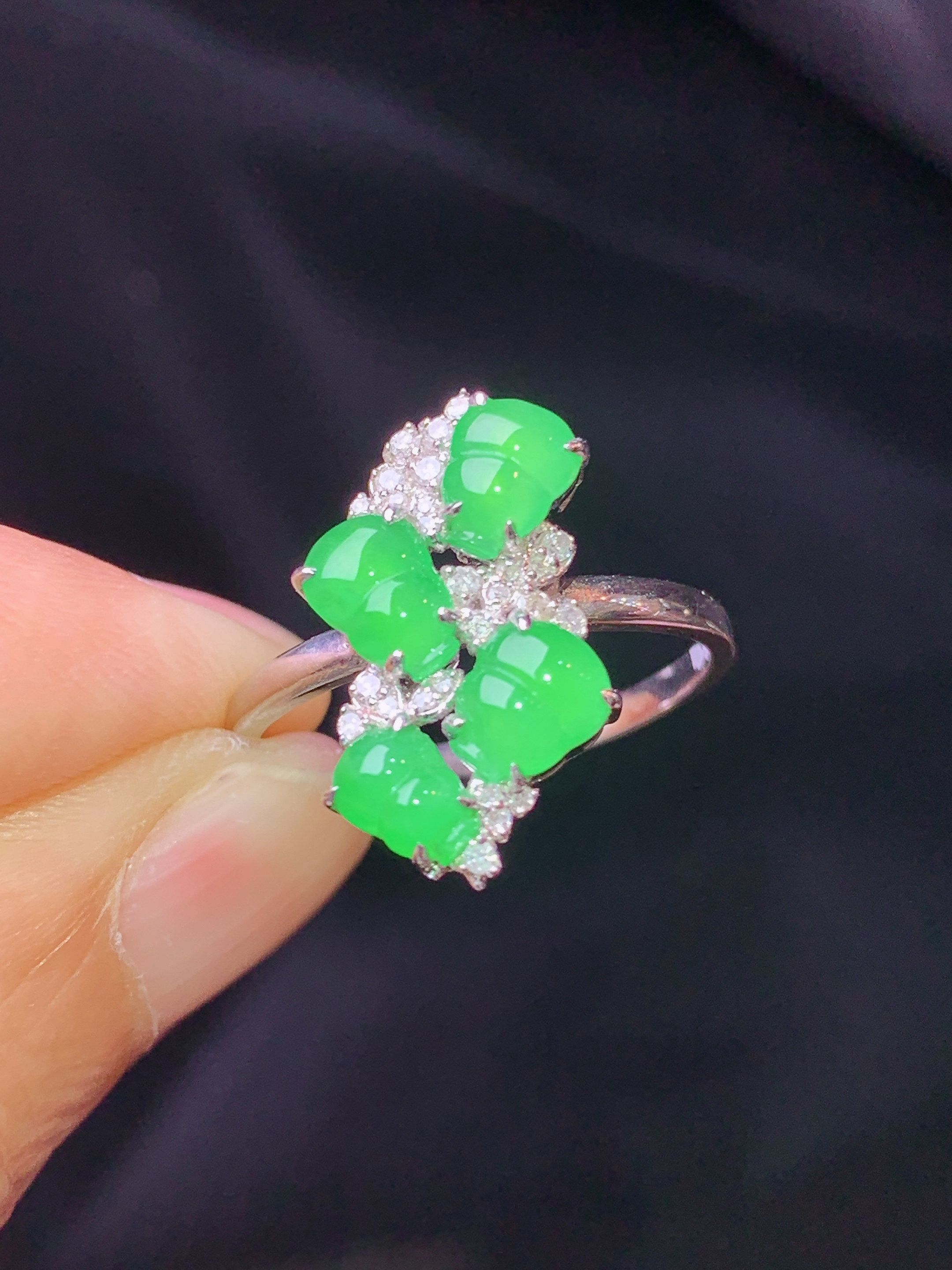 18k金钻镶嵌翠绿葫芦戒指 玉质细腻 色泽艳丽清新 水润亮眼 圈口14 整体尺寸17*10.3*4.