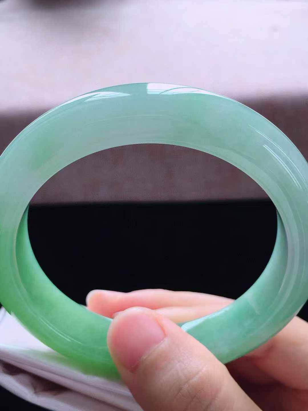 【翡翠名称】老种冰飘绿58正圈口翡翠手镯
【翡翠尺寸】58*12.8*9mm适合57-59正圈口佩戴
【翡翠描述】宝贝种老水足，玉质细腻，色泽靓丽，性价比高，佩戴效果好！
【其它赠送】权威证书/精美挂绳盒子/支持全国复检