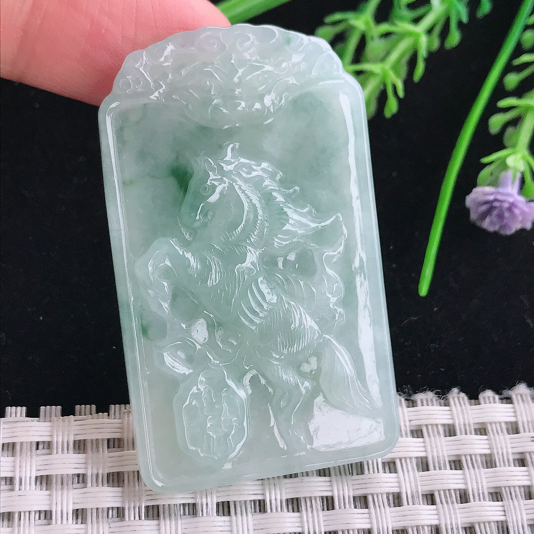 实拍A货翡翠52.6/31.5/6老坑秀气冰润飘花生肖马牌吊坠翡翠玉挂件