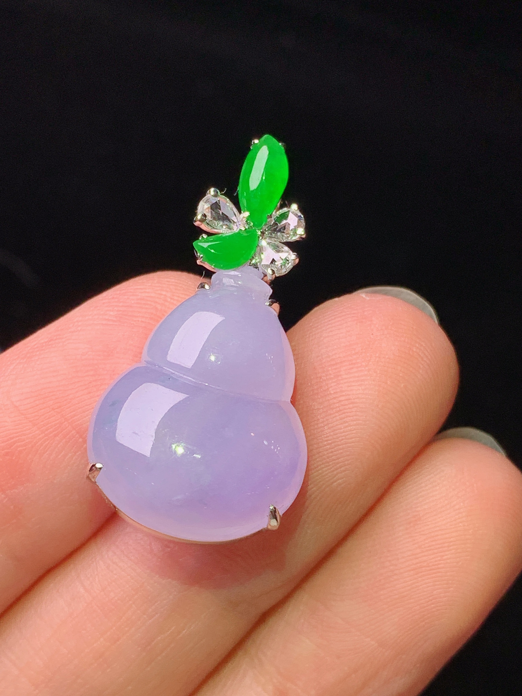 18k金钻镶嵌淡紫罗兰葫芦吊坠 玉质细腻 色泽艳丽清新 水润亮眼 整体尺寸28.6*14.6*7m5