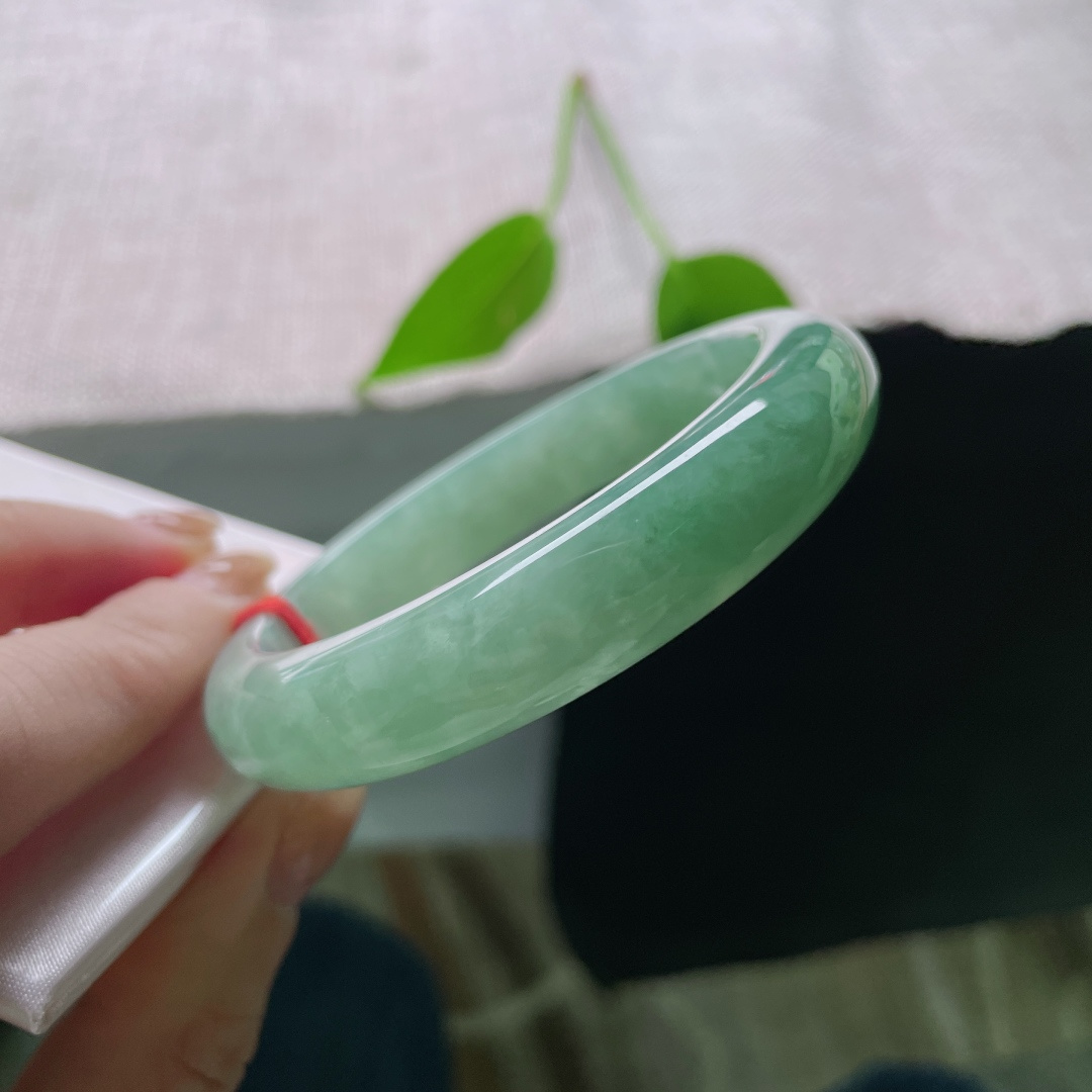 56/12.3/8.1。湖水绿正圈，水头好，是夏日荷塘的风，是雨后竹林的翠。晶体结构，ss50290a