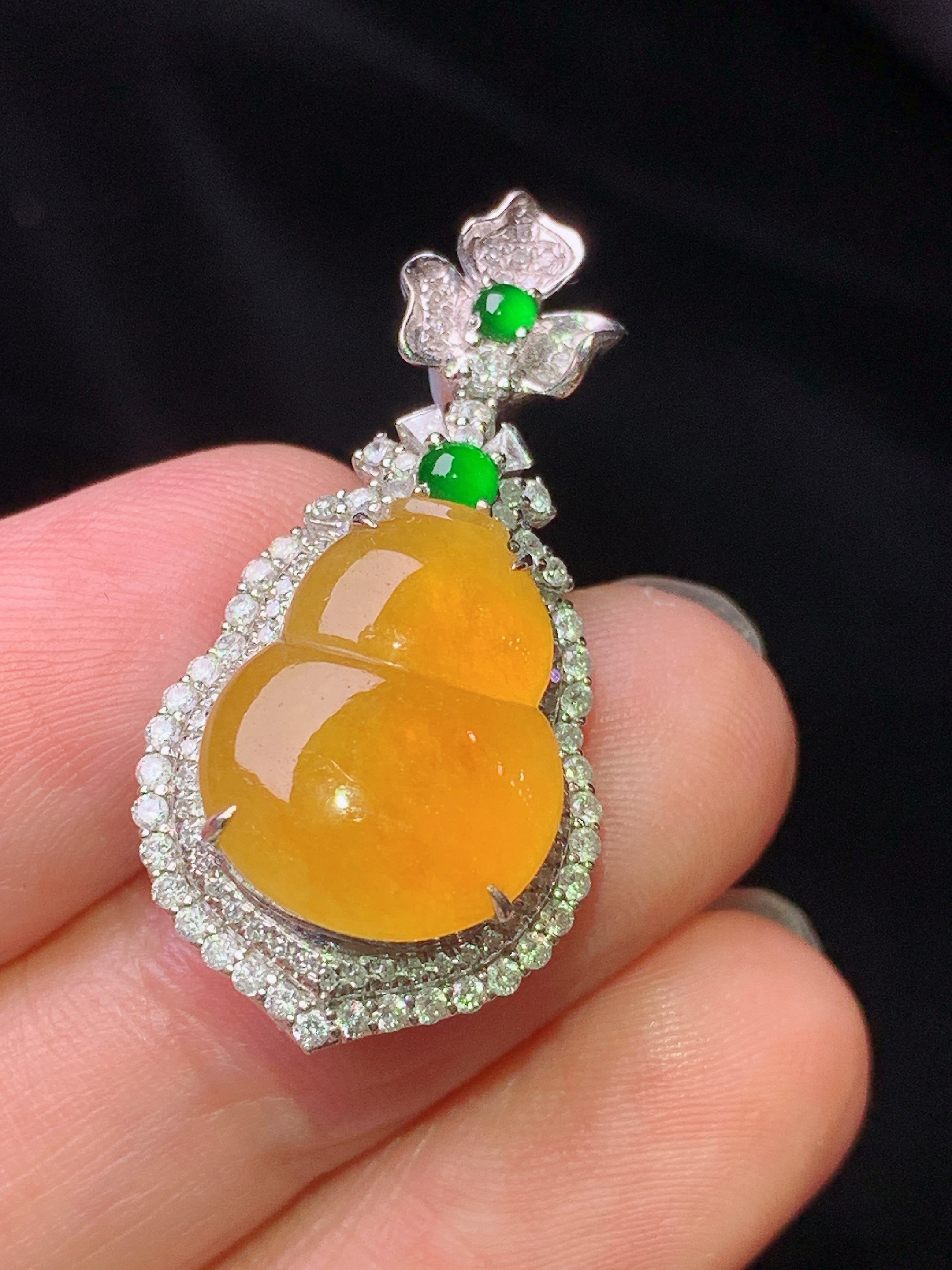 18k金钻镶嵌黄翡葫芦吊坠 玉质细腻 色泽艳丽清新 水润亮眼 整体尺寸30.8*15.5*9t1