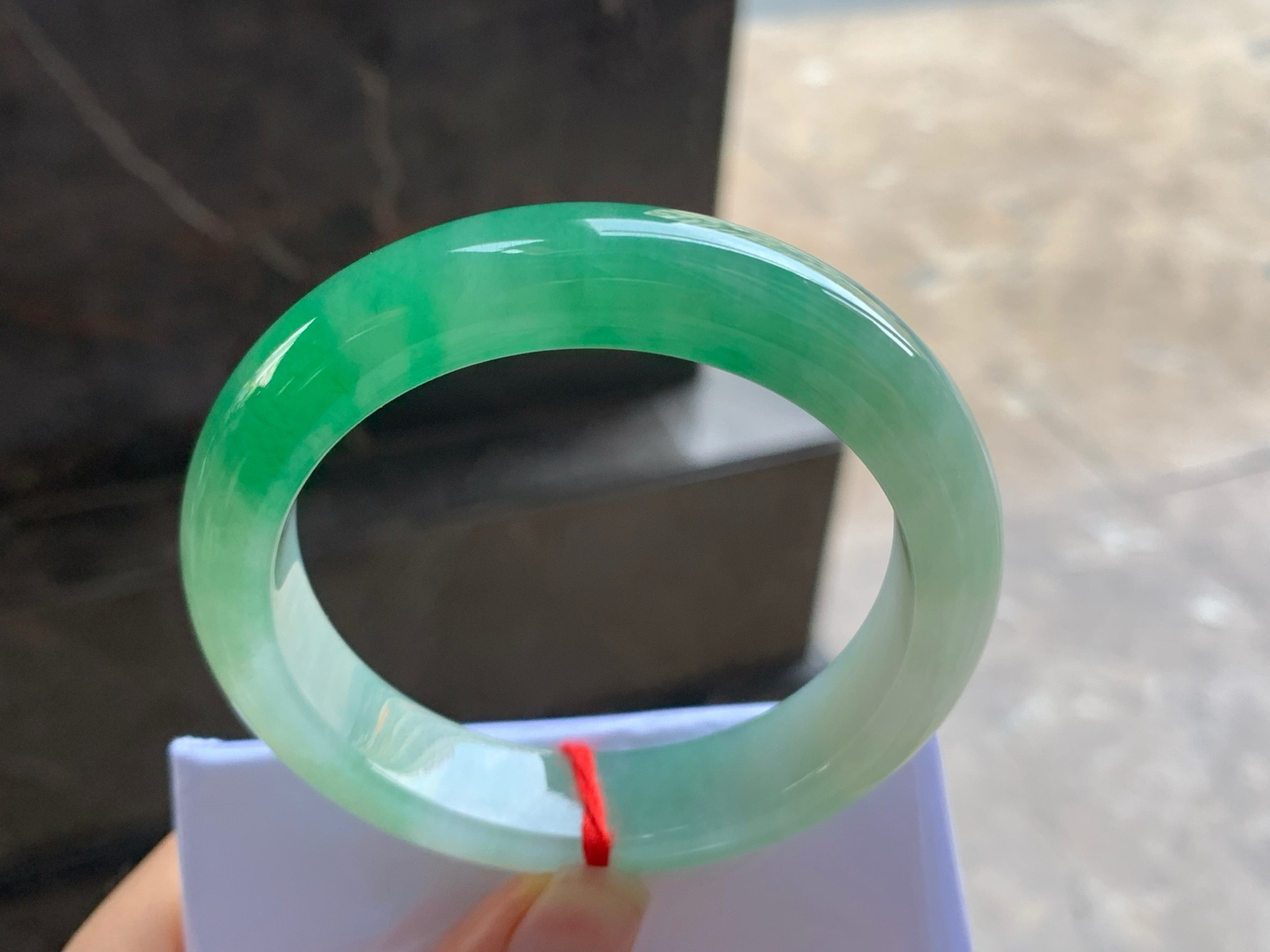 55-12.8-8.9

绿色手镯^_^鲜艳 玉质温润