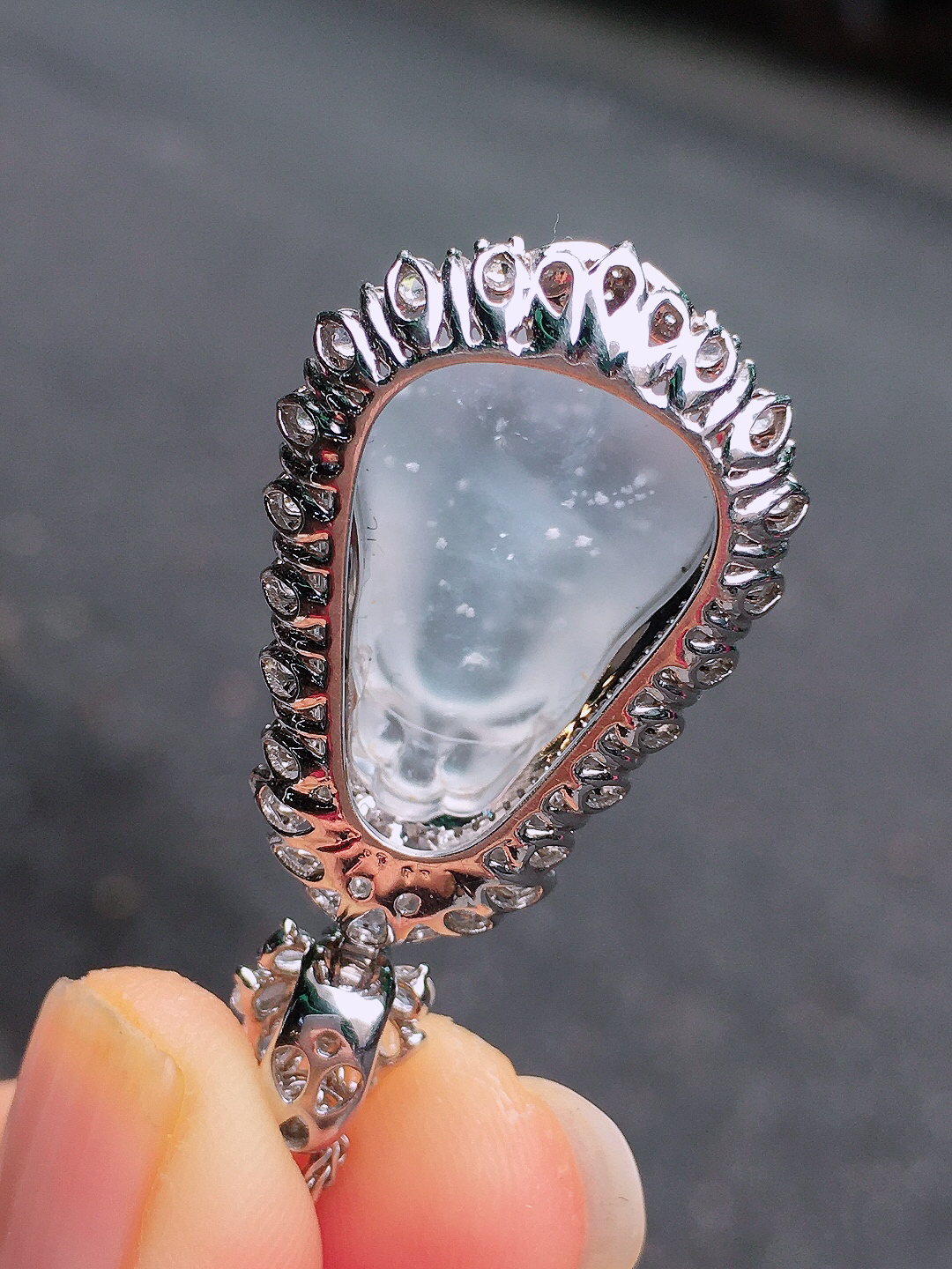 冰种福瓜吊坠，玉质细腻，荧光感超
强，饱满圆润，尽显优雅气质，18k
金豪华镶嵌