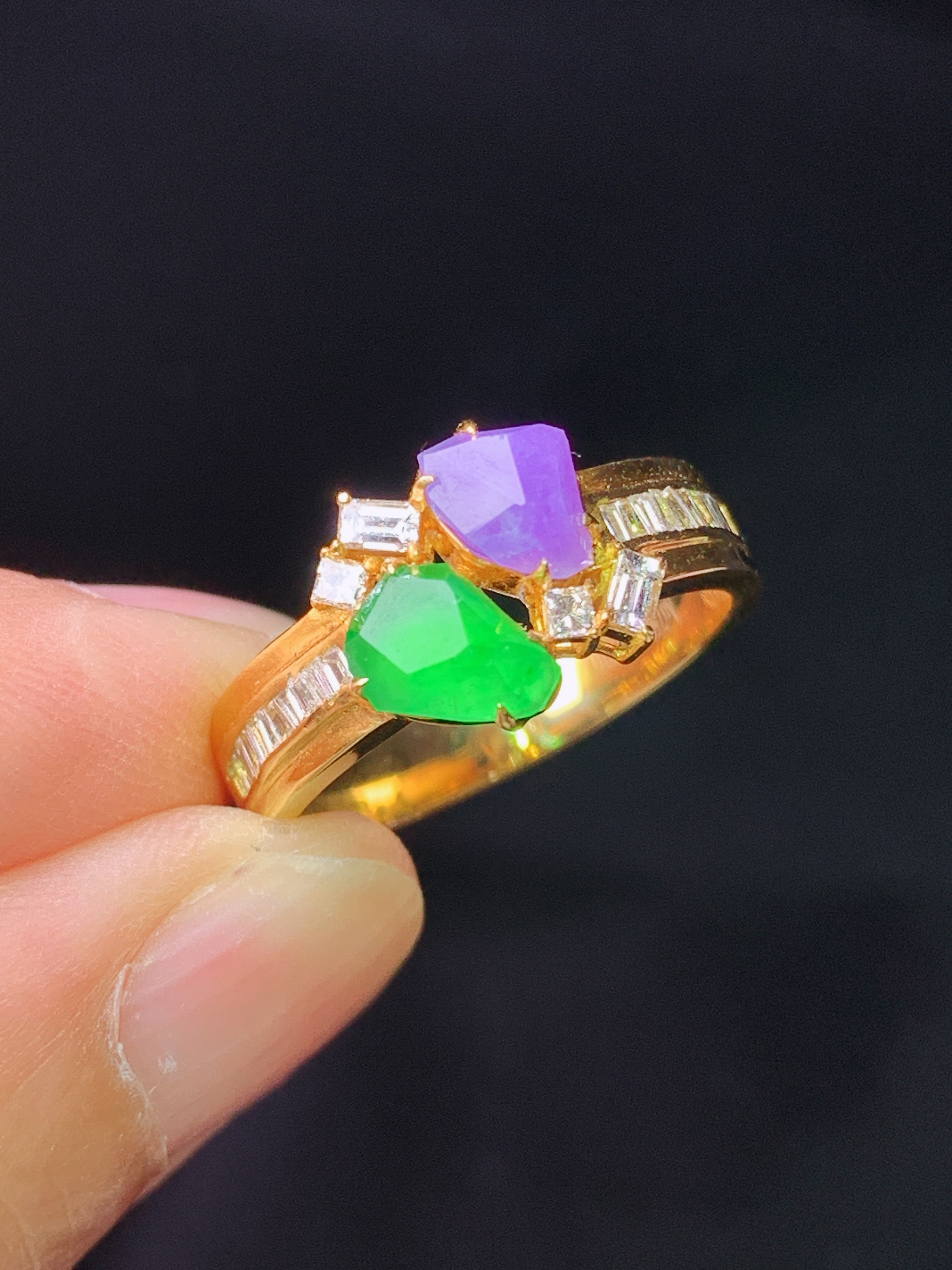 18k金钻镶嵌满绿搭配紫罗兰随形戒指 玉质细腻 色泽艳丽清新 水润亮眼 圈口13.5 整体尺寸6*4.6*3m5