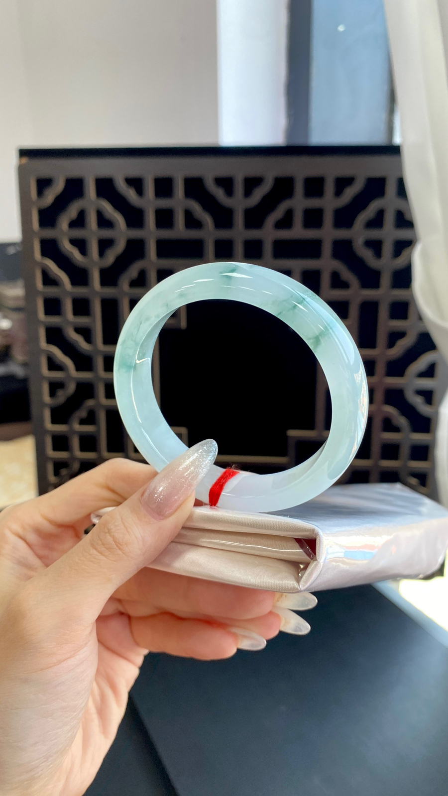 【飘蓝花正圈手镯】
尺寸：54.7-12.8-8.1
自然光无滤镜，原图直出