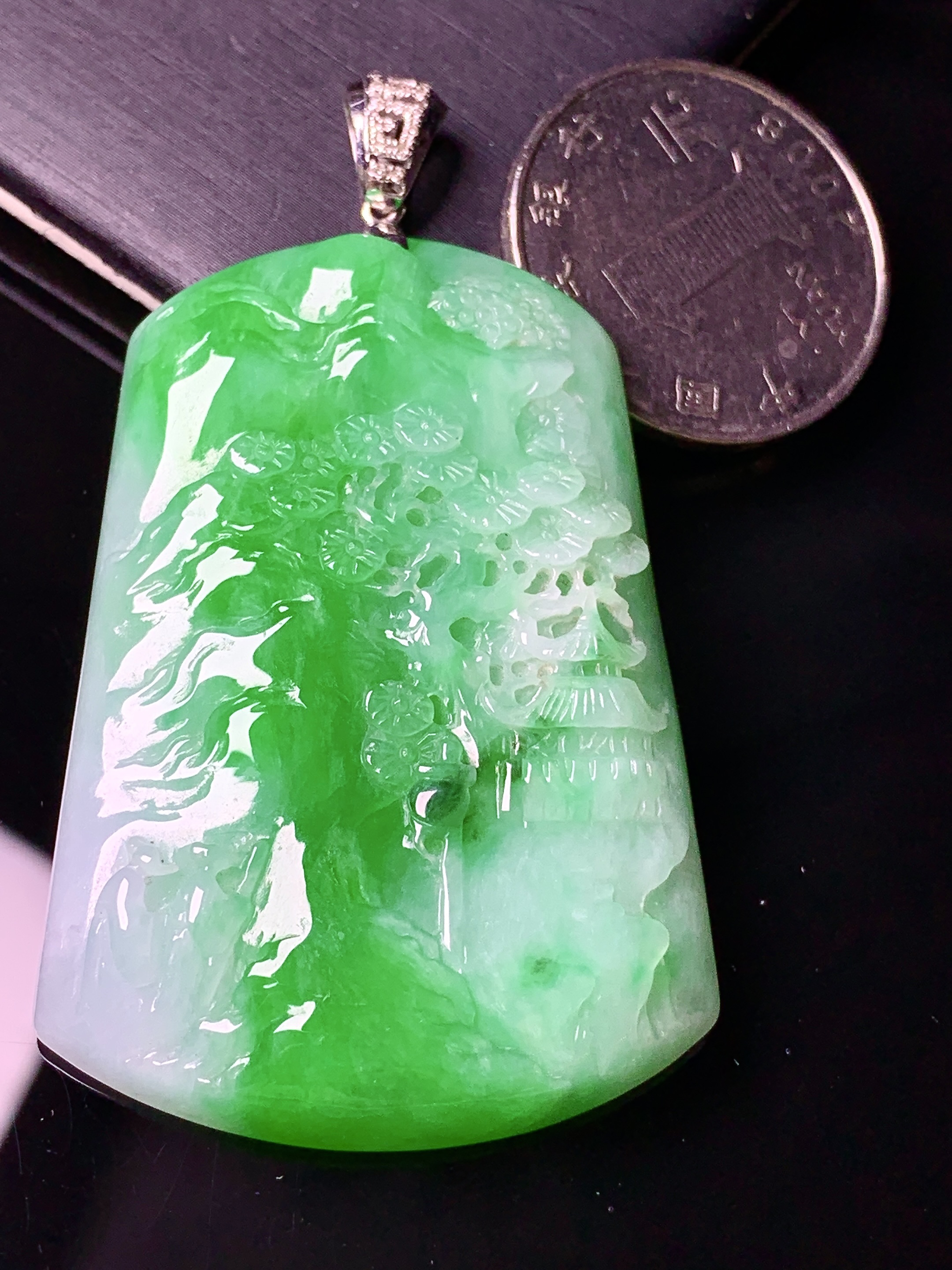 18k金镶嵌翠绿山水牌子吊坠 玉质细腻 色泽艳丽清新 水润亮眼 整体尺寸61.5*35.3*6.6L1