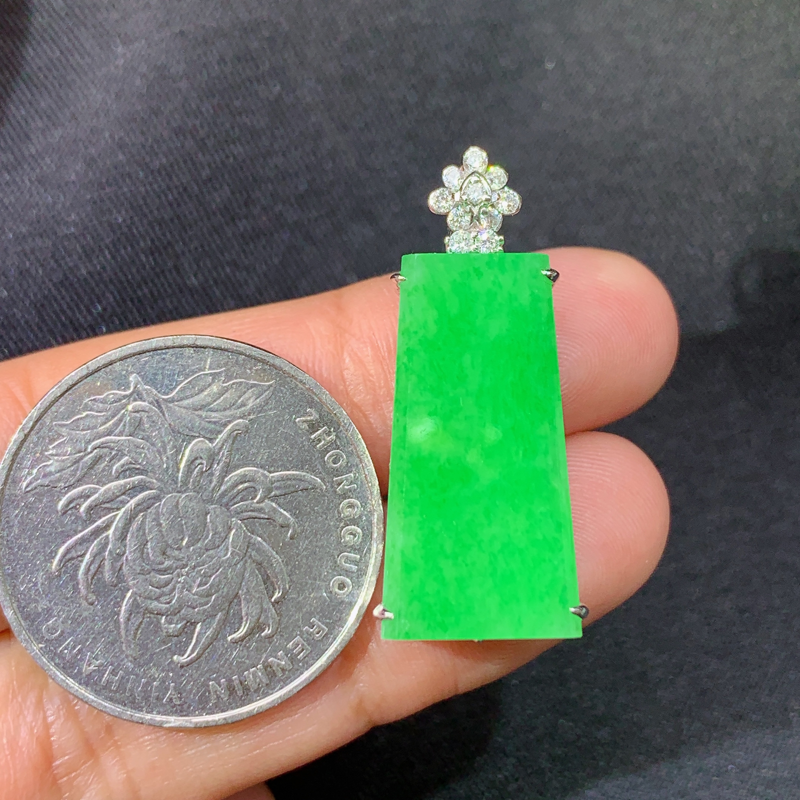 阳绿无事牌吊坠，18k金镶嵌，冰润色阳，玉质细腻，种水足，Xj 尺寸30.3*12.7*7.4