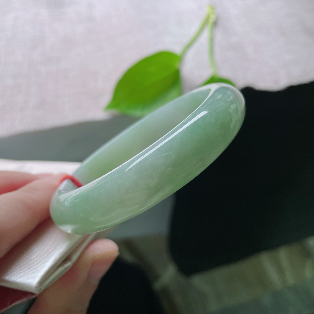 57.5/13.4/8.2，芙蓉绿正圈，料子细腻干净，水润，佩戴知性优雅，棉线，ss47151a