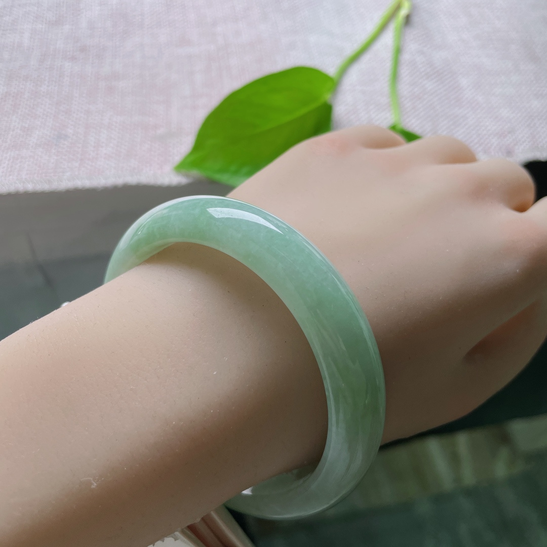 57.5/13.4/8.2，芙蓉绿正圈，料子细腻干净，水润，佩戴知性优雅，棉线，ss47151a